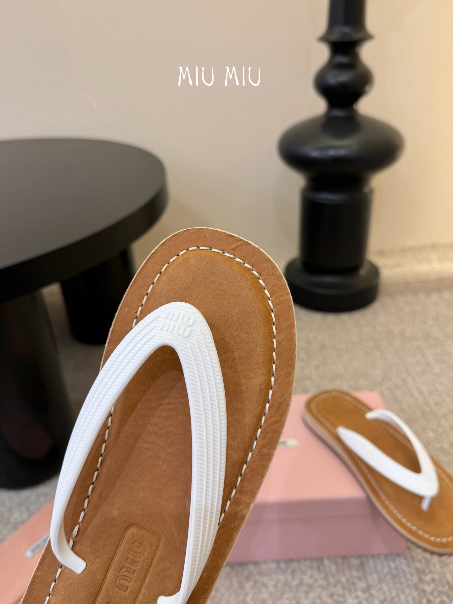 Miu Miu 26ss 缪缪春夏夹脚凉鞋 人字拖全球各大代购官网火爆上市材质：原版定制橡胶鞋底：原版四