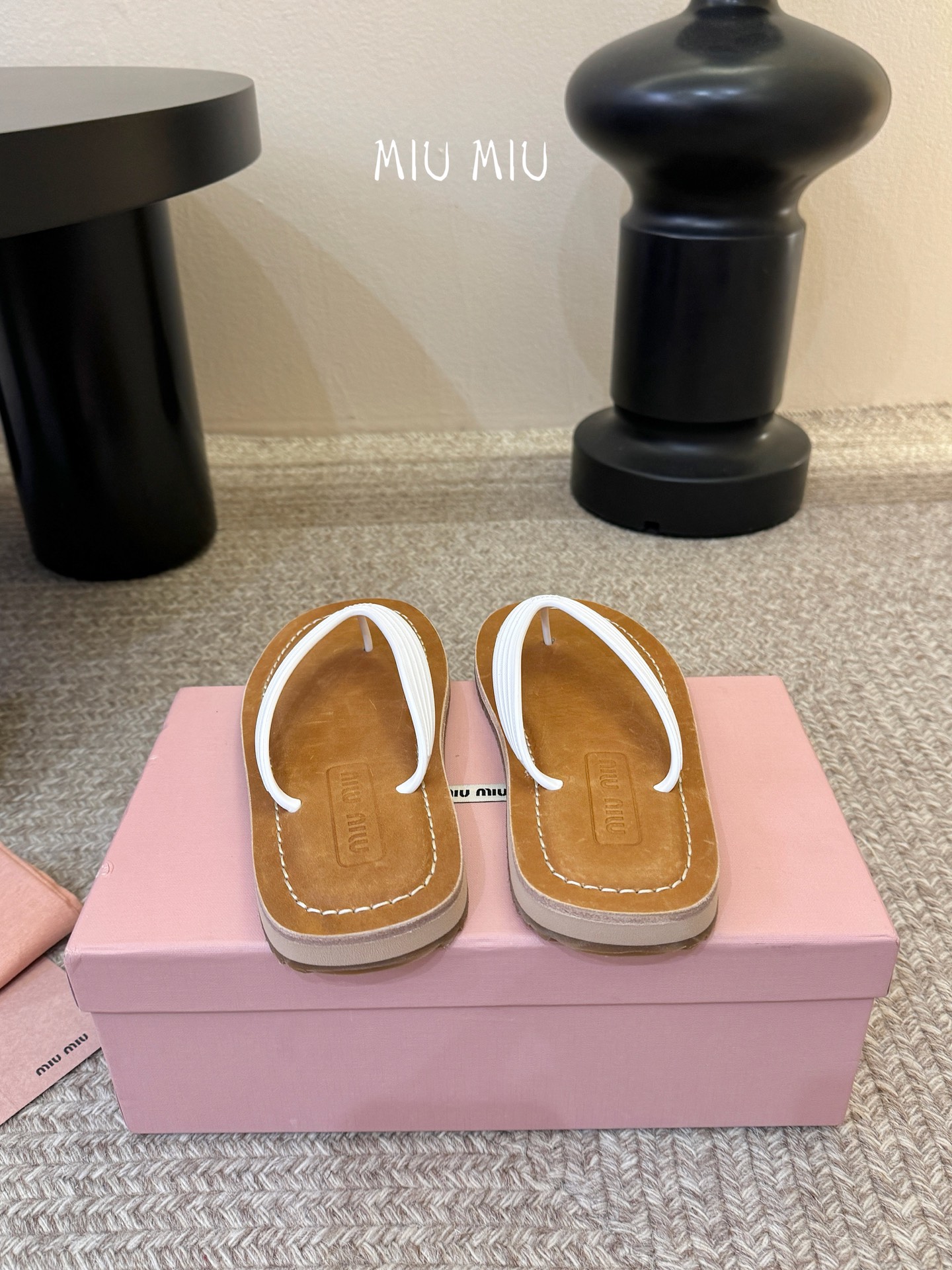 Miu Miu 26ss 缪缪春夏夹脚凉鞋 人字拖全球各大代购官网火爆上市材质：原版定制橡胶鞋底：原版四