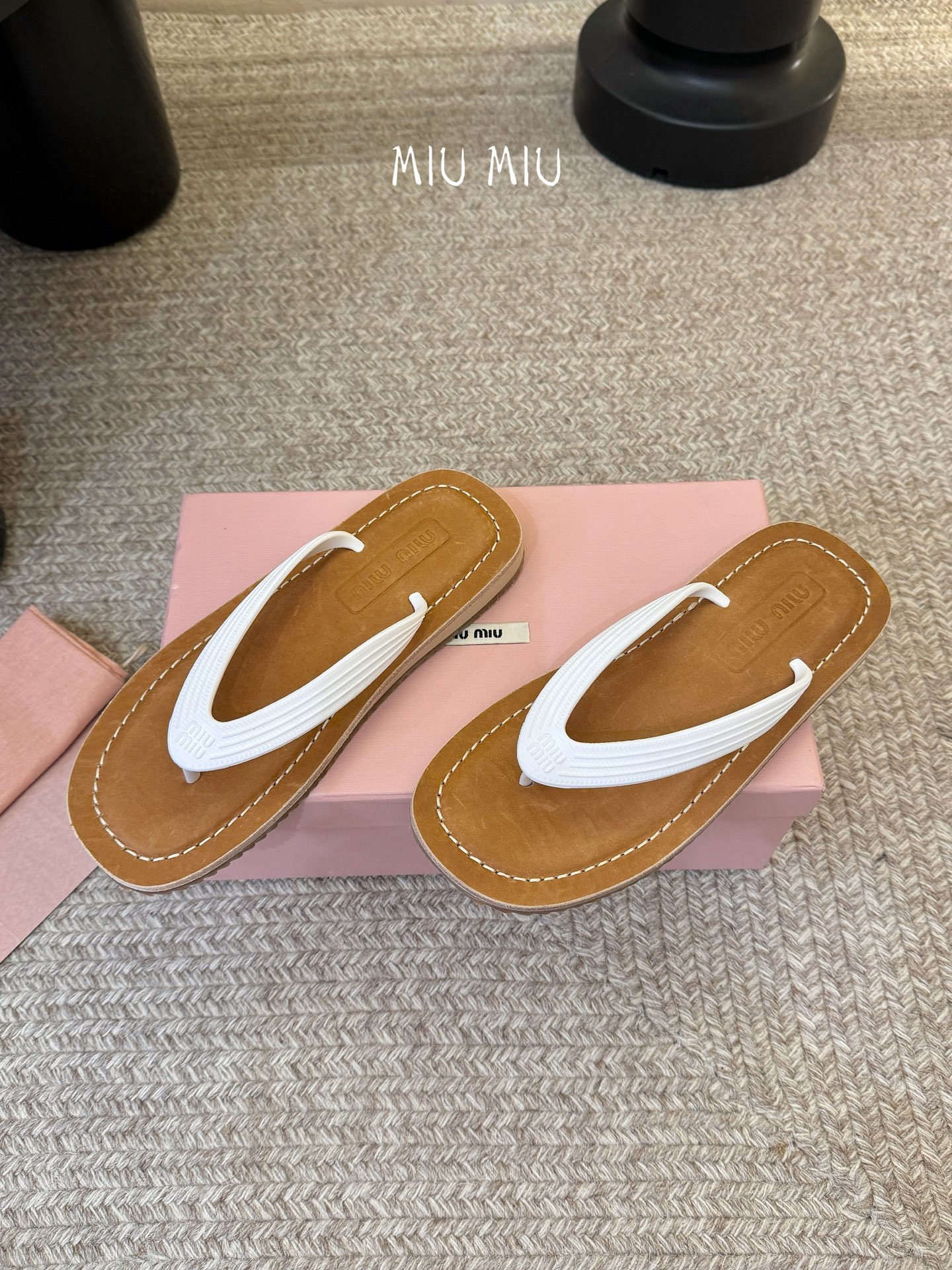 Miu Miu 26ss 缪缪春夏夹脚凉鞋 人字拖全球各大代购官网火爆上市材质：原版定制橡胶鞋底：原版四