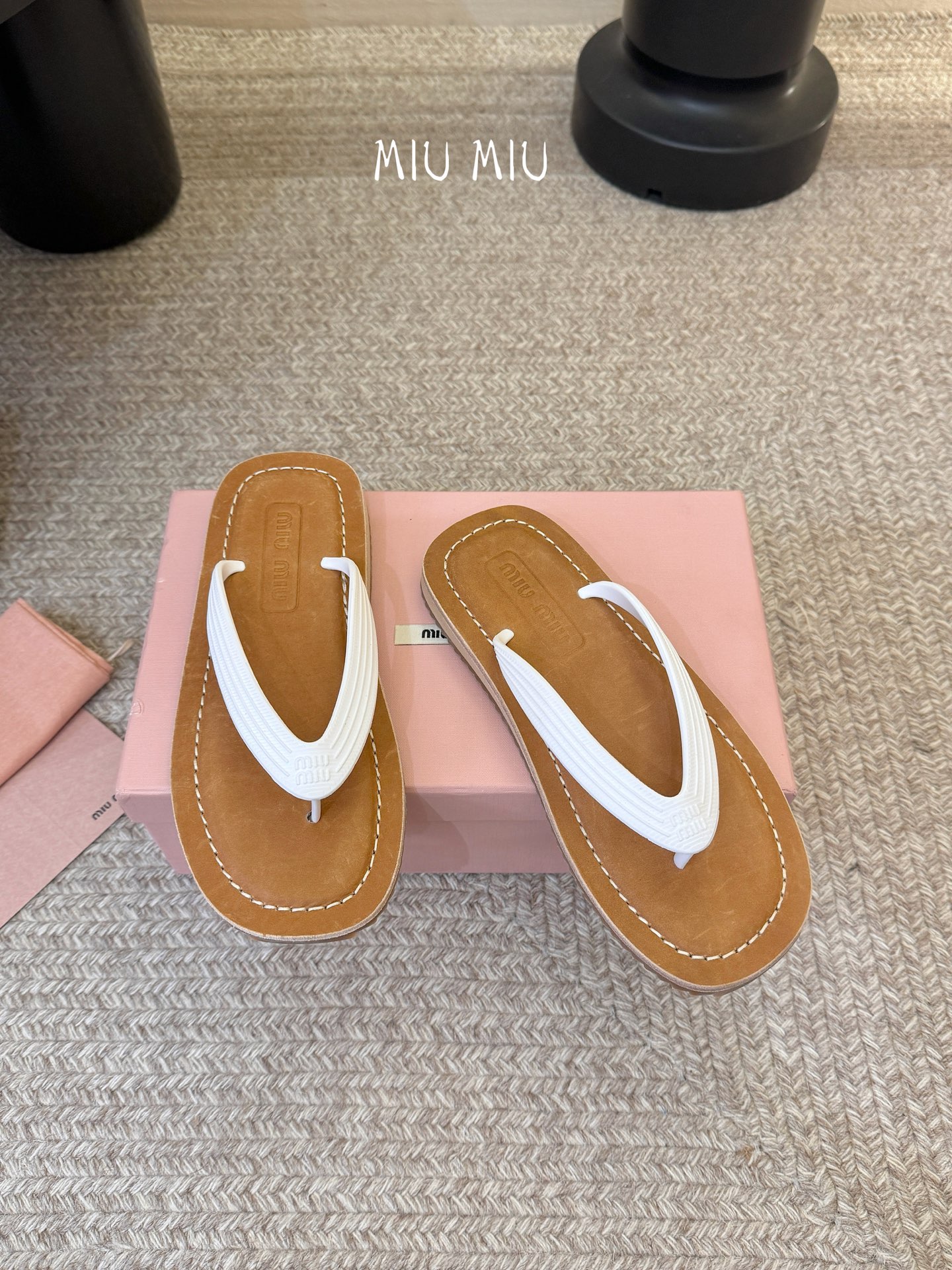 Miu Miu 26ss 缪缪春夏夹脚凉鞋 人字拖全球各大代购官网火爆上市材质：原版定制橡胶鞋底：原版四