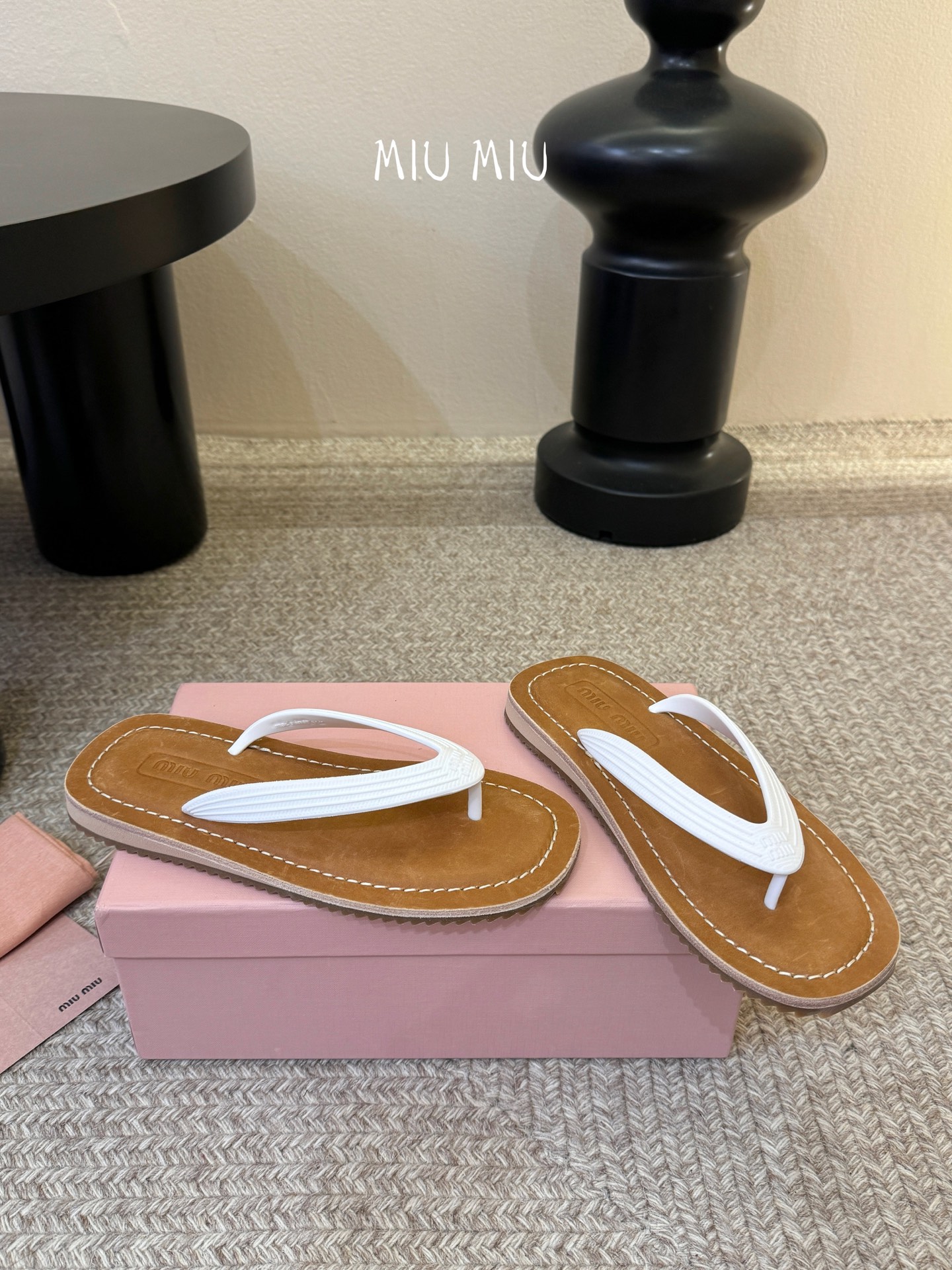 Miu Miu 26ss 缪缪春夏夹脚凉鞋 人字拖全球各大代购官网火爆上市材质：原版定制橡胶鞋底：原版四