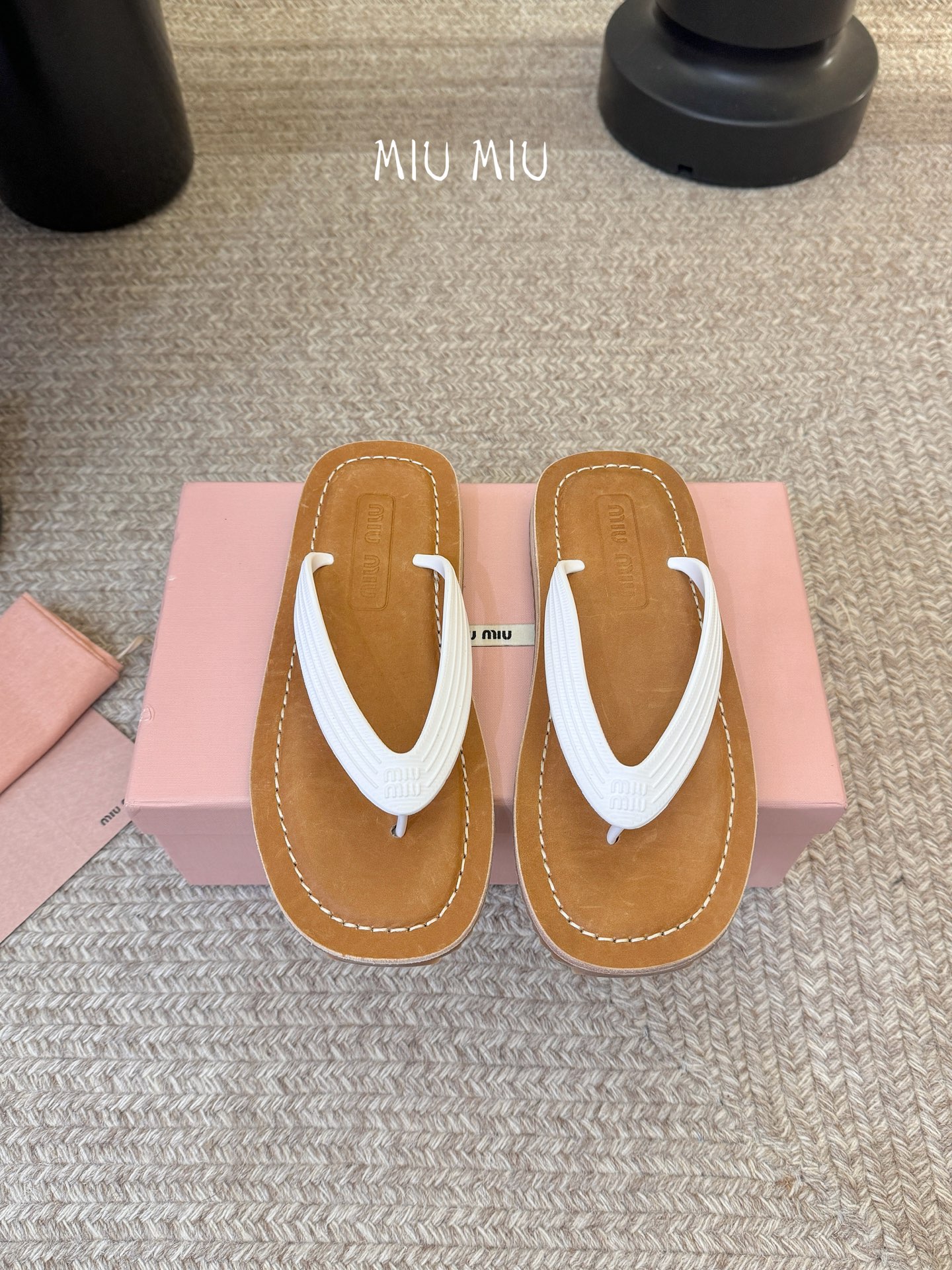 Miu Miu 26ss 缪缪春夏夹脚凉鞋 人字拖全球各大代购官网火爆上市材质：原版定制橡胶鞋底：原版四