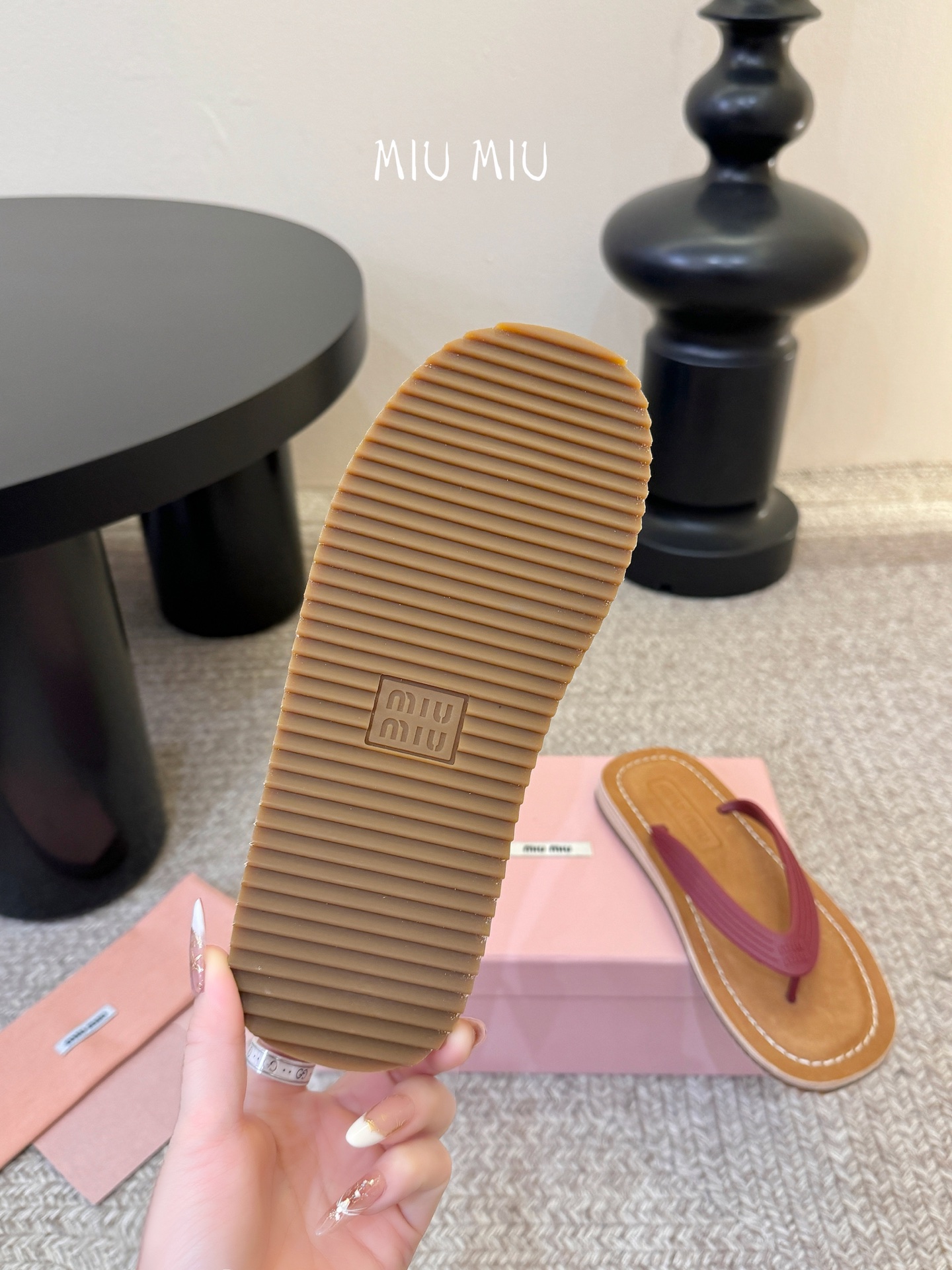 Miu Miu 26ss 缪缪春夏夹脚凉鞋 人字拖全球各大代购官网火爆上市材质：原版定制橡胶鞋底：原版四