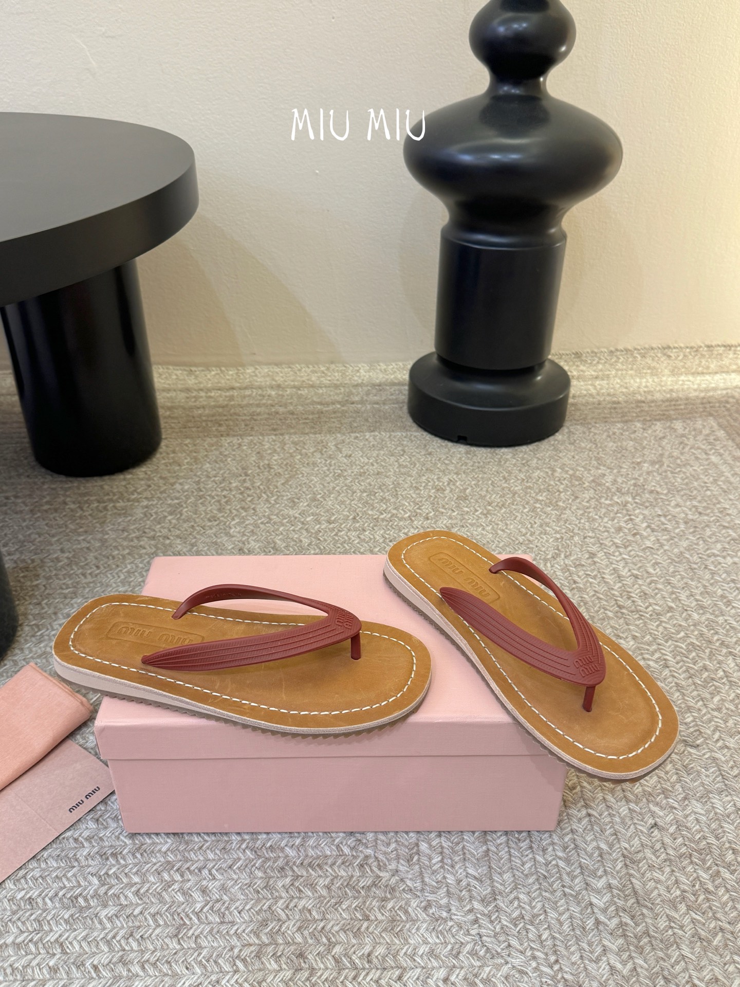 Miu Miu 26ss 缪缪春夏夹脚凉鞋 人字拖全球各大代购官网火爆上市材质：原版定制橡胶鞋底：原版四