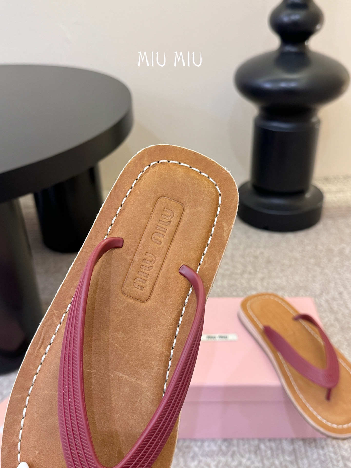 Miu Miu 26ss 缪缪春夏夹脚凉鞋 人字拖全球各大代购官网火爆上市材质：原版定制橡胶鞋底：原版四