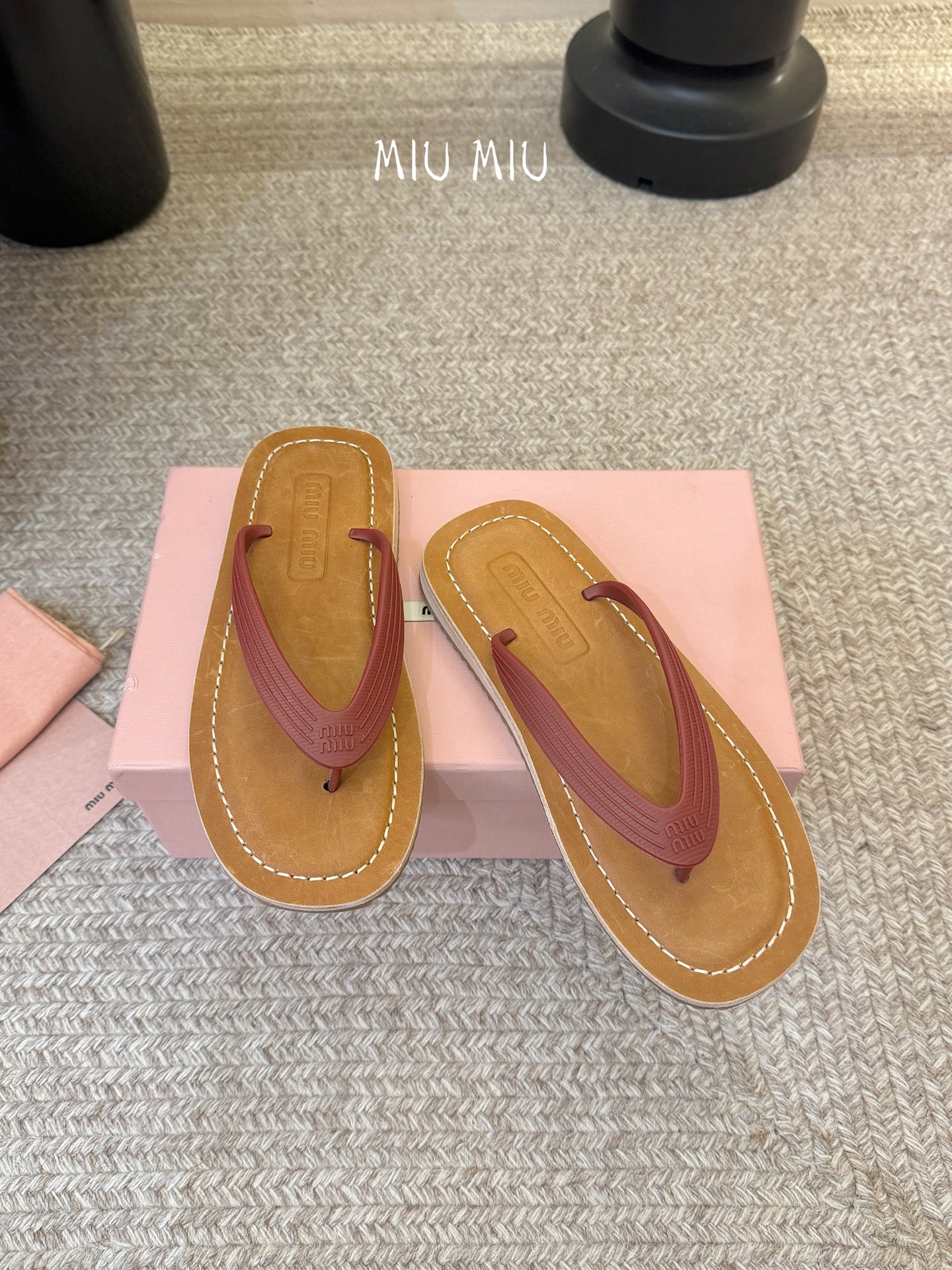 Miu Miu 26ss 缪缪春夏夹脚凉鞋 人字拖全球各大代购官网火爆上市材质：原版定制橡胶鞋底：原版四