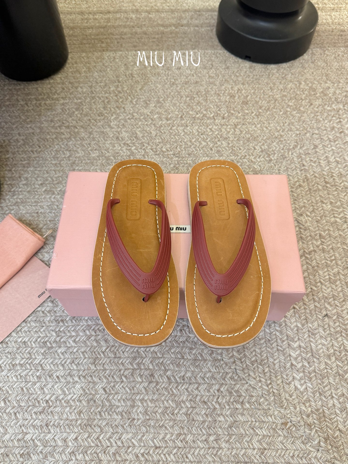 Miu Miu 26ss 缪缪春夏夹脚凉鞋 人字拖全球各大代购官网火爆上市材质：原版定制橡胶鞋底：原版四