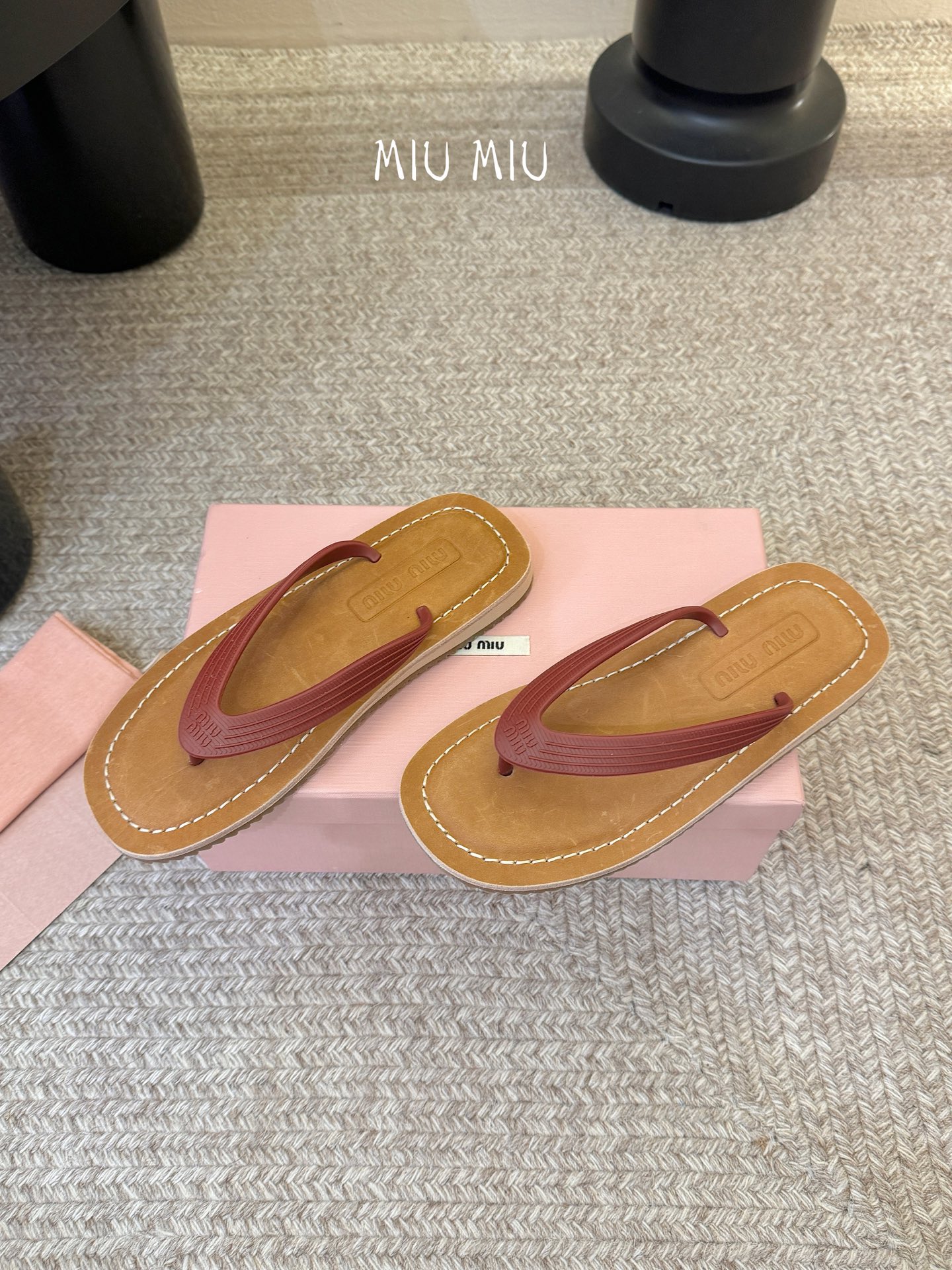 Miu Miu 26ss 缪缪春夏夹脚凉鞋 人字拖全球各大代购官网火爆上市材质：原版定制橡胶鞋底：原版四