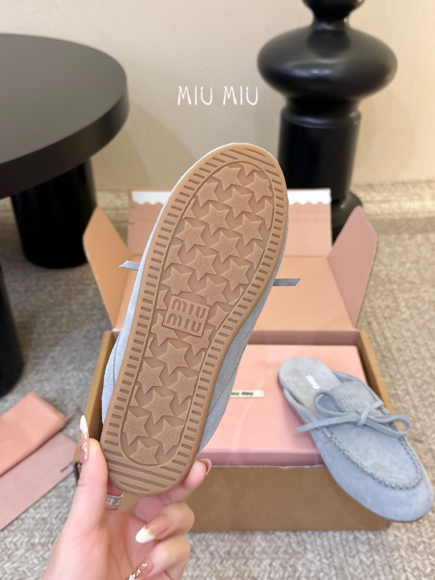 搭配飞机盒𝑀𝑖𝑢𝑀𝑖×𝐵𝑎𝑙𝑎𝑛𝑐缪 缪 新款包拖鞋系列上新★★★★★ 舒适度与时髦度并存的开挂全新系列