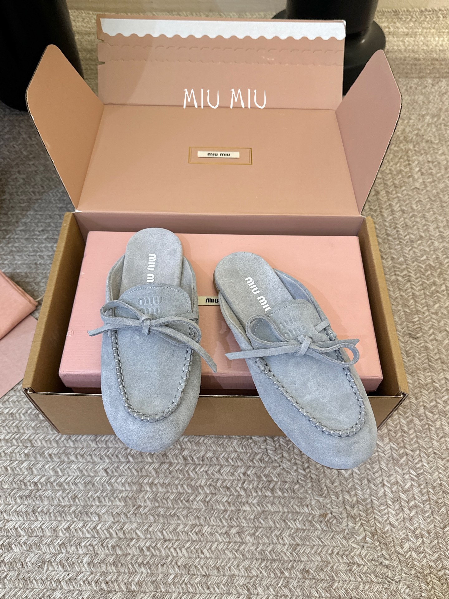 搭配飞机盒𝑀𝑖𝑢𝑀𝑖×𝐵𝑎𝑙𝑎𝑛𝑐缪 缪 新款包拖鞋系列上新★★★★★ 舒适度与时髦度并存的开挂全新系列