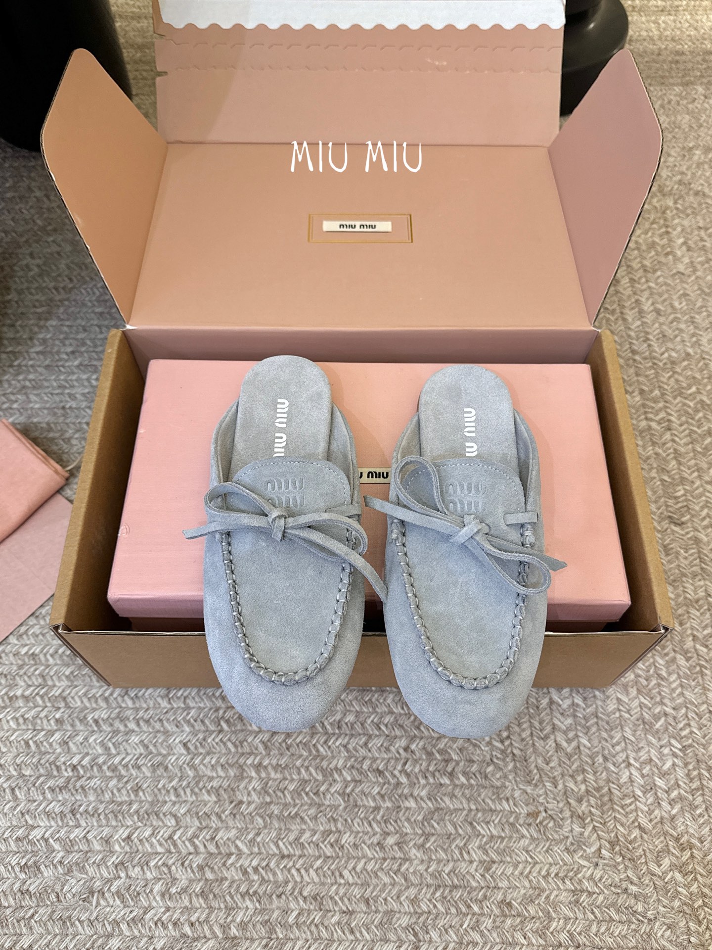 搭配飞机盒𝑀𝑖𝑢𝑀𝑖×𝐵𝑎𝑙𝑎𝑛𝑐缪 缪 新款包拖鞋系列上新★★★★★ 舒适度与时髦度并存的开挂全新系列