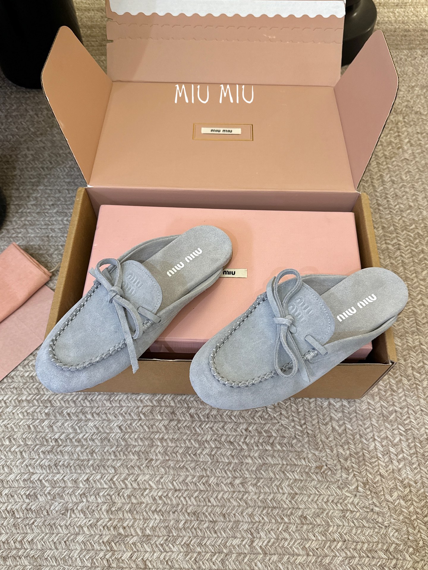 搭配飞机盒𝑀𝑖𝑢𝑀𝑖×𝐵𝑎𝑙𝑎𝑛𝑐缪 缪 新款包拖鞋系列上新★★★★★ 舒适度与时髦度并存的开挂全新系列