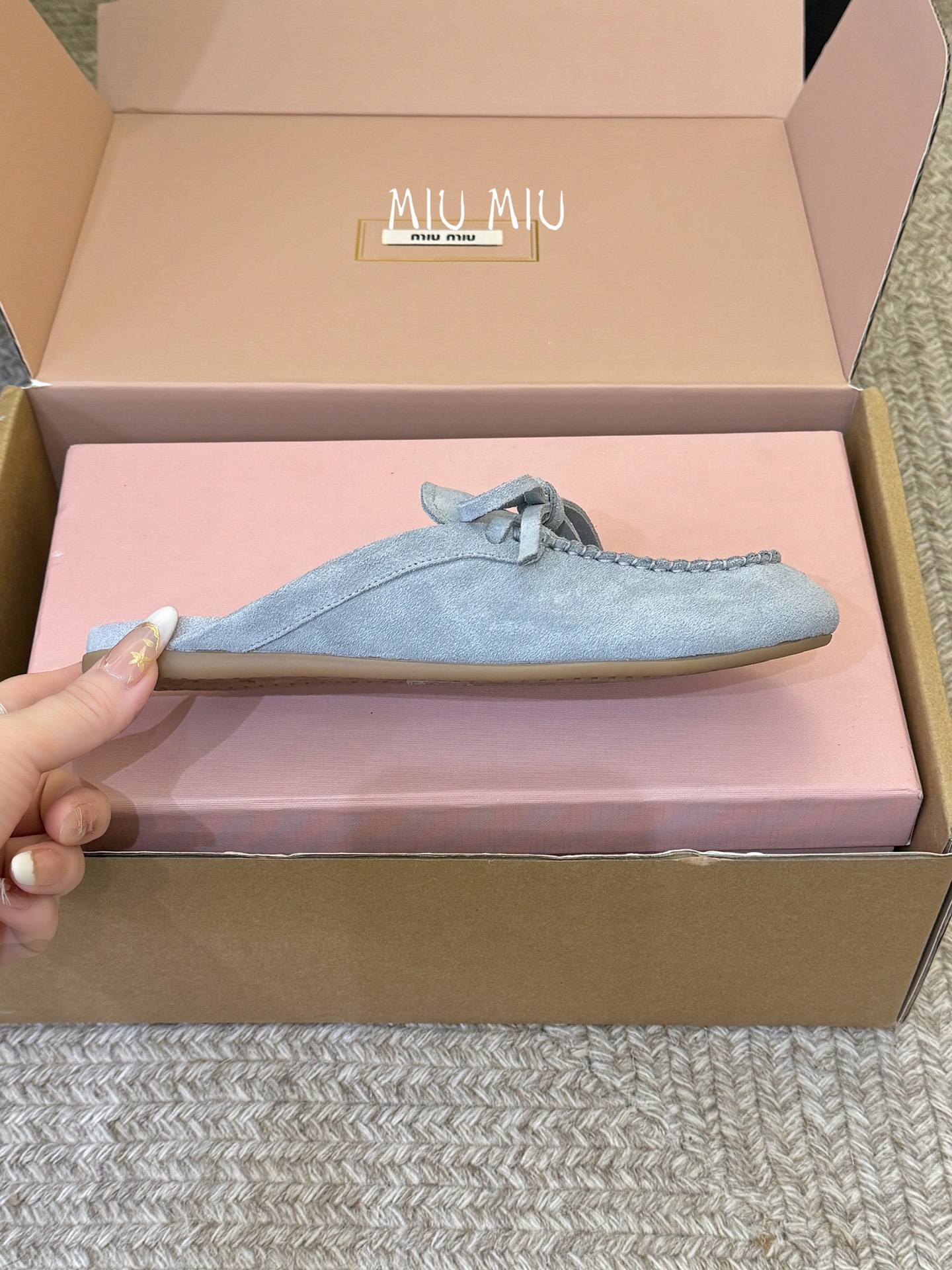 搭配飞机盒𝑀𝑖𝑢𝑀𝑖×𝐵𝑎𝑙𝑎𝑛𝑐缪 缪 新款包拖鞋系列上新★★★★★ 舒适度与时髦度并存的开挂全新系列