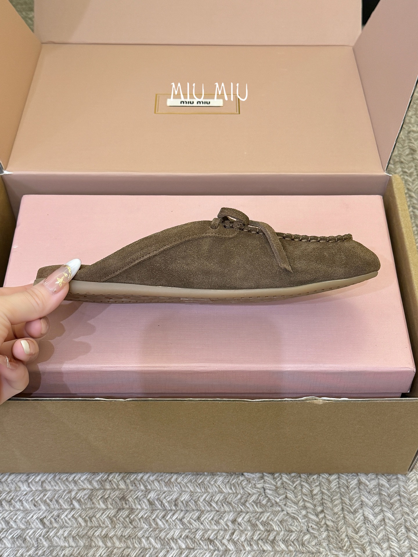 搭配飞机盒𝑀𝑖𝑢𝑀𝑖×𝐵𝑎𝑙𝑎𝑛𝑐缪 缪 新款包拖鞋系列上新★★★★★ 舒适度与时髦度并存的开挂全新系列