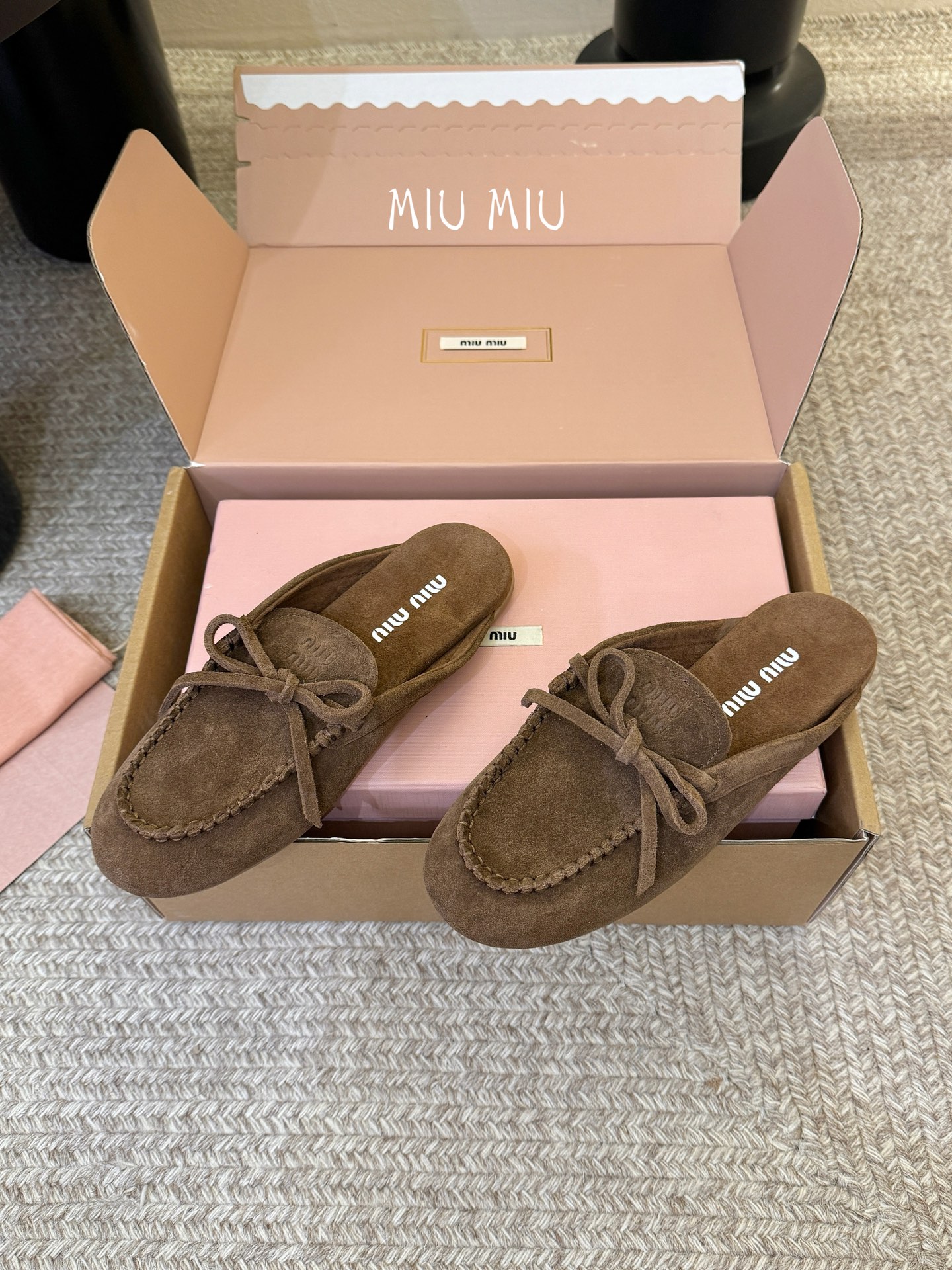 搭配飞机盒𝑀𝑖𝑢𝑀𝑖×𝐵𝑎𝑙𝑎𝑛𝑐缪 缪 新款包拖鞋系列上新★★★★★ 舒适度与时髦度并存的开挂全新系列