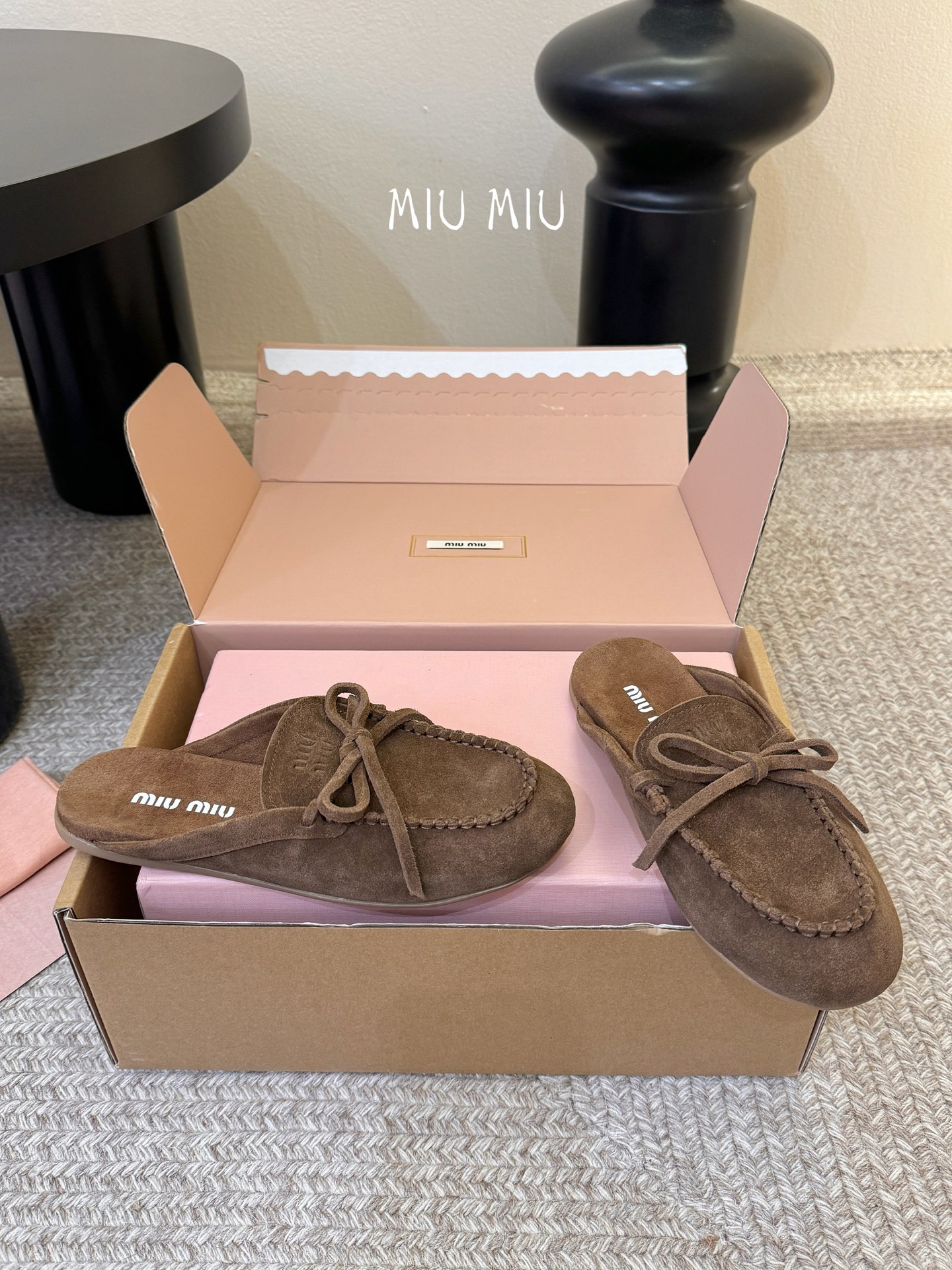 搭配飞机盒𝑀𝑖𝑢𝑀𝑖×𝐵𝑎𝑙𝑎𝑛𝑐缪 缪 新款包拖鞋系列上新★★★★★ 舒适度与时髦度并存的开挂全新系列