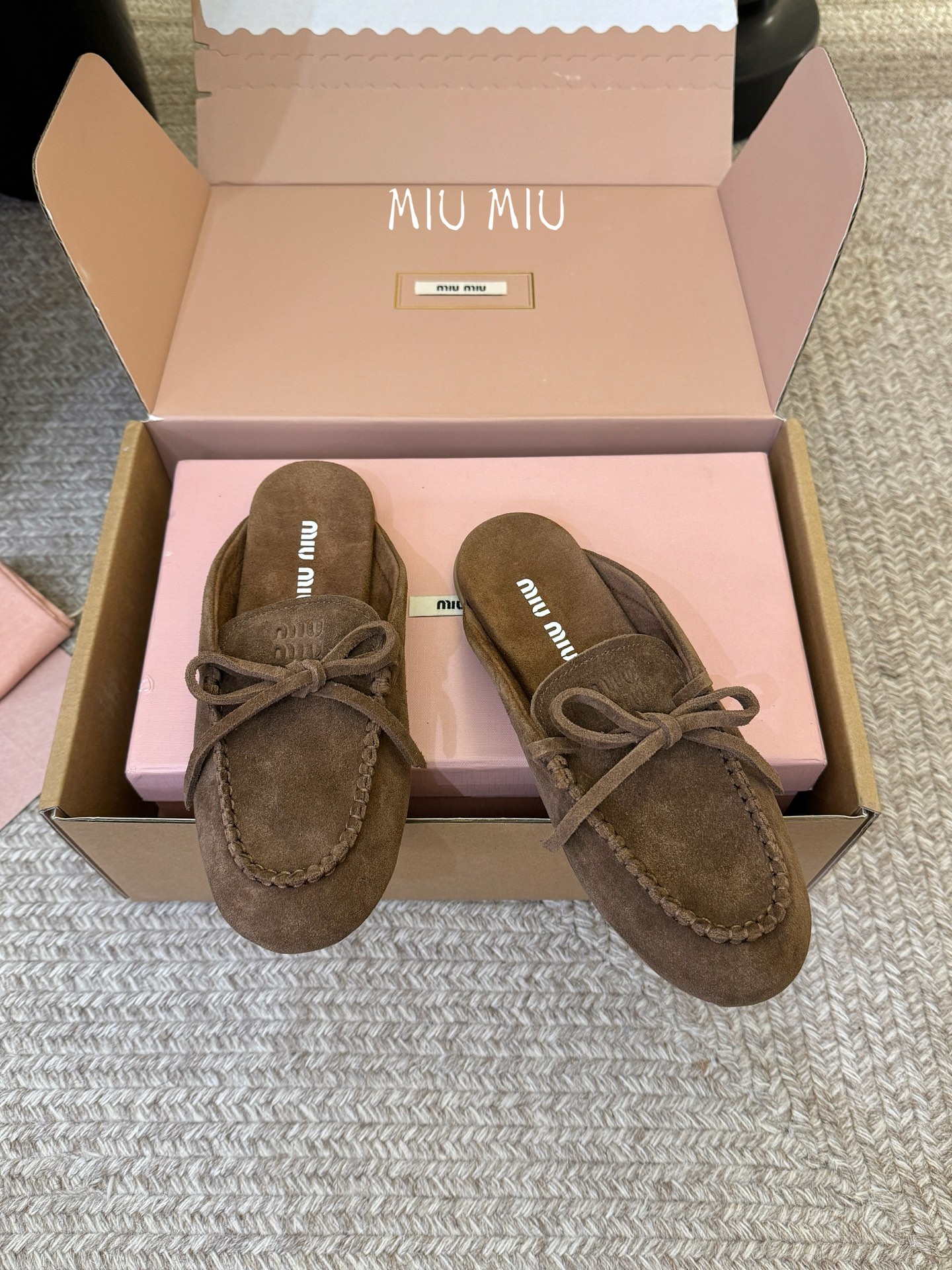 搭配飞机盒𝑀𝑖𝑢𝑀𝑖×𝐵𝑎𝑙𝑎𝑛𝑐缪 缪 新款包拖鞋系列上新★★★★★ 舒适度与时髦度并存的开挂全新系列