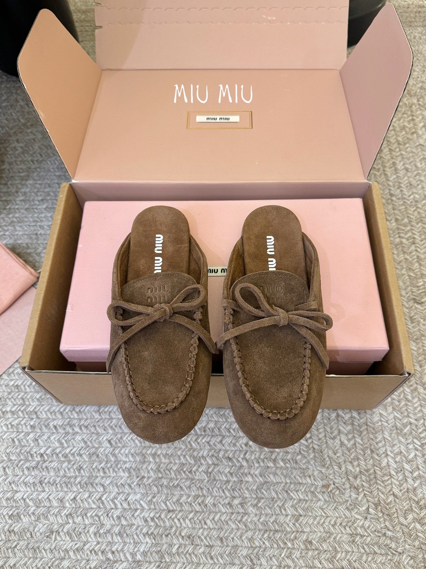 搭配飞机盒𝑀𝑖𝑢𝑀𝑖×𝐵𝑎𝑙𝑎𝑛𝑐缪 缪 新款包拖鞋系列上新★★★★★ 舒适度与时髦度并存的开挂全新系列