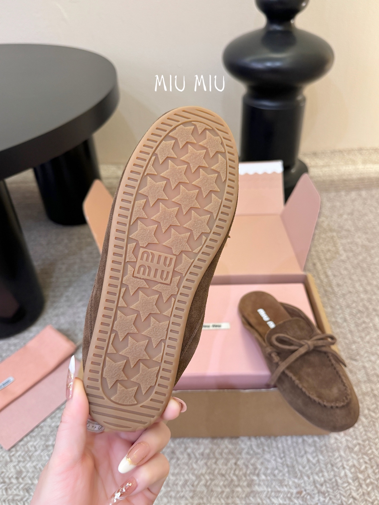 搭配飞机盒𝑀𝑖𝑢𝑀𝑖×𝐵𝑎𝑙𝑎𝑛𝑐缪 缪 新款包拖鞋系列上新★★★★★ 舒适度与时髦度并存的开挂全新系列