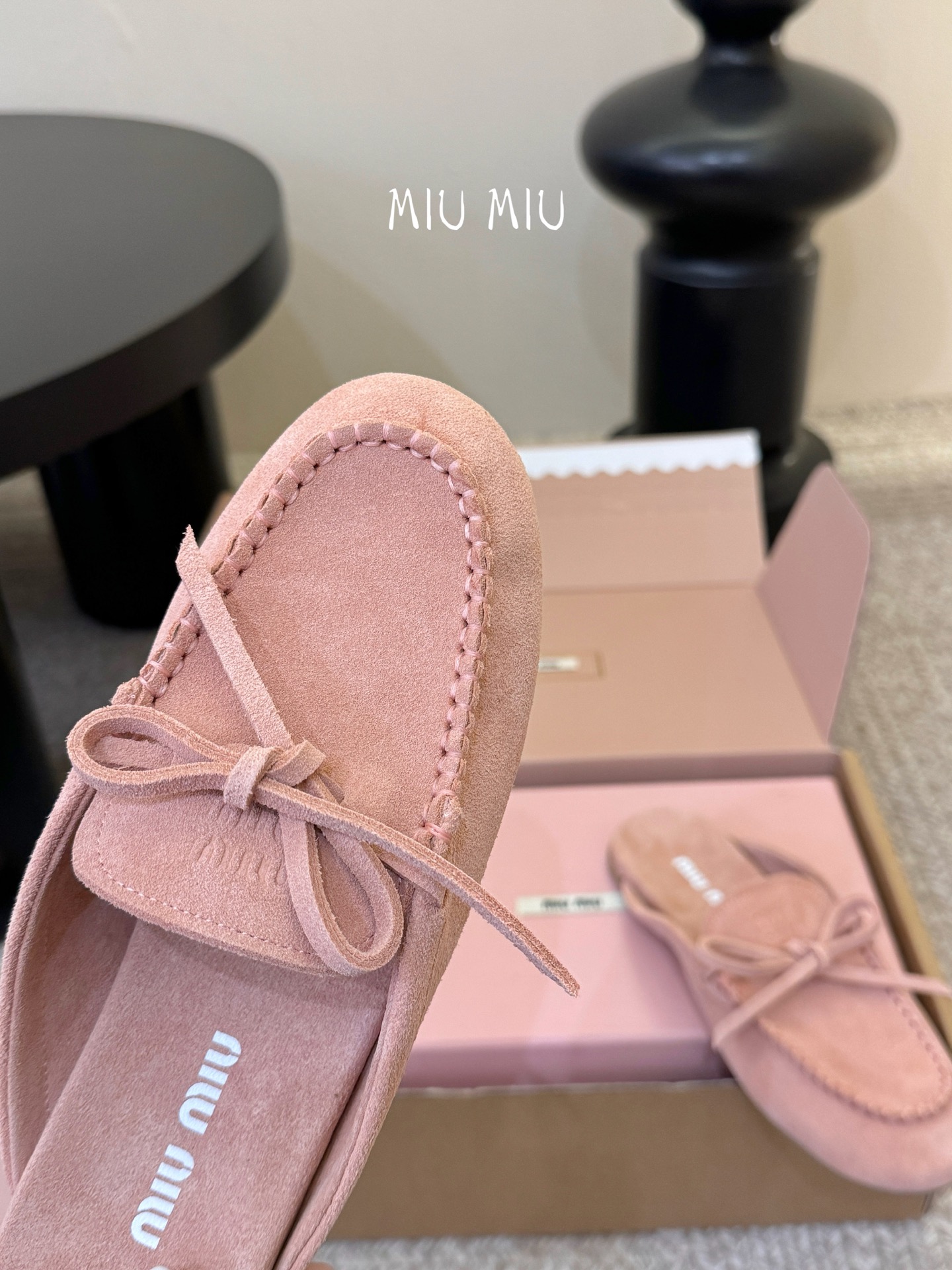 搭配飞机盒𝑀𝑖𝑢𝑀𝑖×𝐵𝑎𝑙𝑎𝑛𝑐缪 缪 新款包拖鞋系列上新★★★★★ 舒适度与时髦度并存的开挂全新系列