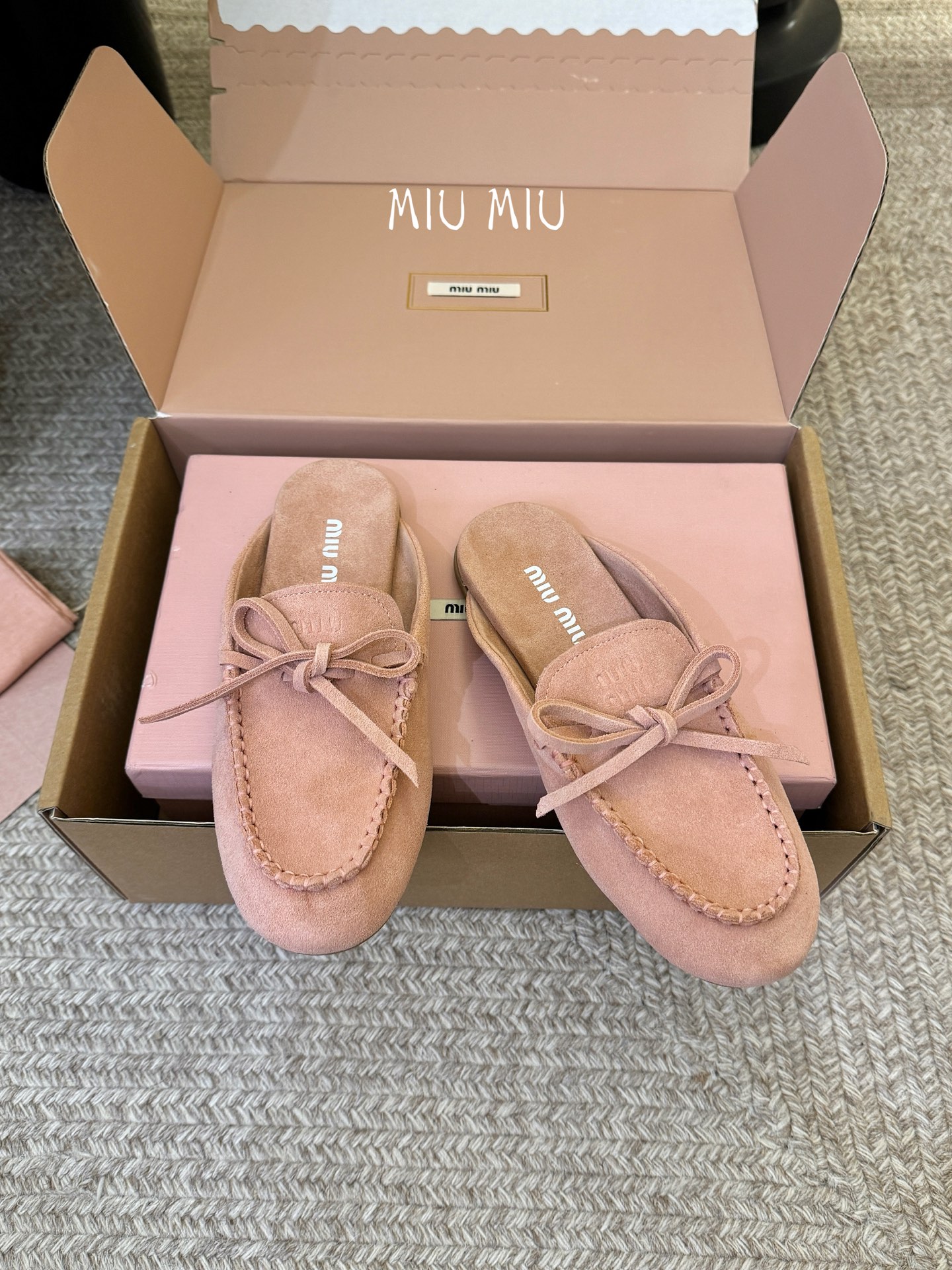 搭配飞机盒𝑀𝑖𝑢𝑀𝑖×𝐵𝑎𝑙𝑎𝑛𝑐缪 缪 新款包拖鞋系列上新★★★★★ 舒适度与时髦度并存的开挂全新系列