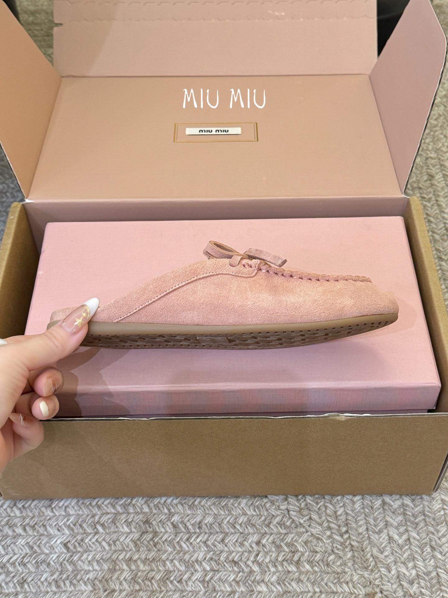 搭配飞机盒𝑀𝑖𝑢𝑀𝑖×𝐵𝑎𝑙𝑎𝑛𝑐缪 缪 新款包拖鞋系列上新★★★★★ 舒适度与时髦度并存的开挂全新系列