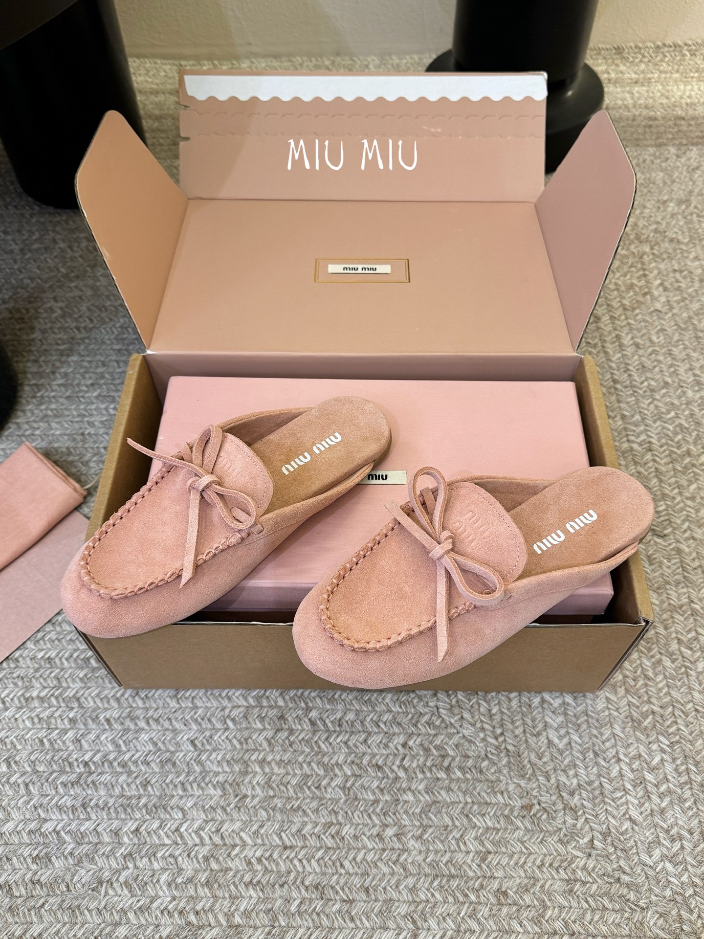 搭配飞机盒𝑀𝑖𝑢𝑀𝑖×𝐵𝑎𝑙𝑎𝑛𝑐缪 缪 新款包拖鞋系列上新★★★★★ 舒适度与时髦度并存的开挂全新系列