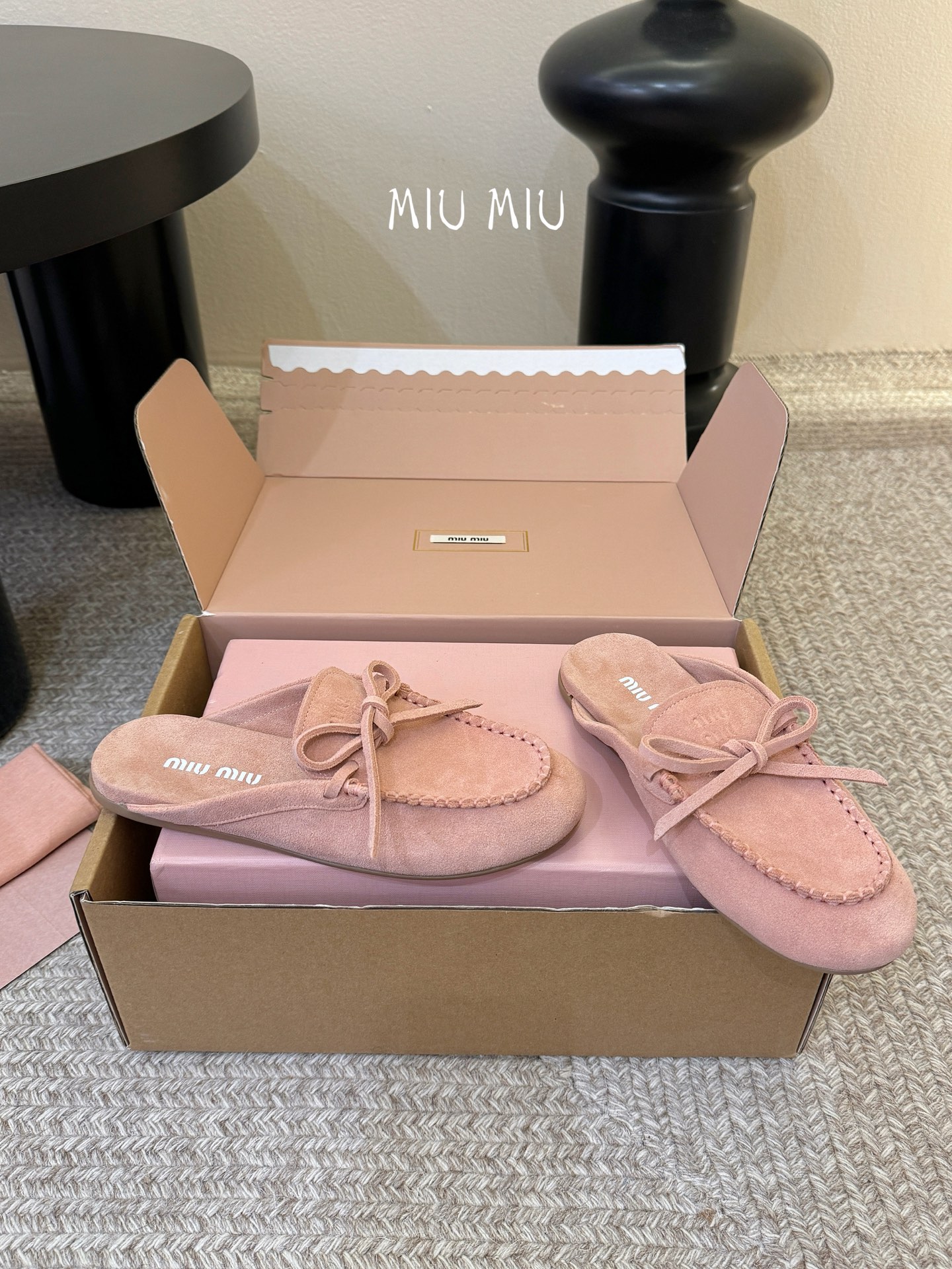 搭配飞机盒𝑀𝑖𝑢𝑀𝑖×𝐵𝑎𝑙𝑎𝑛𝑐缪 缪 新款包拖鞋系列上新★★★★★ 舒适度与时髦度并存的开挂全新系列