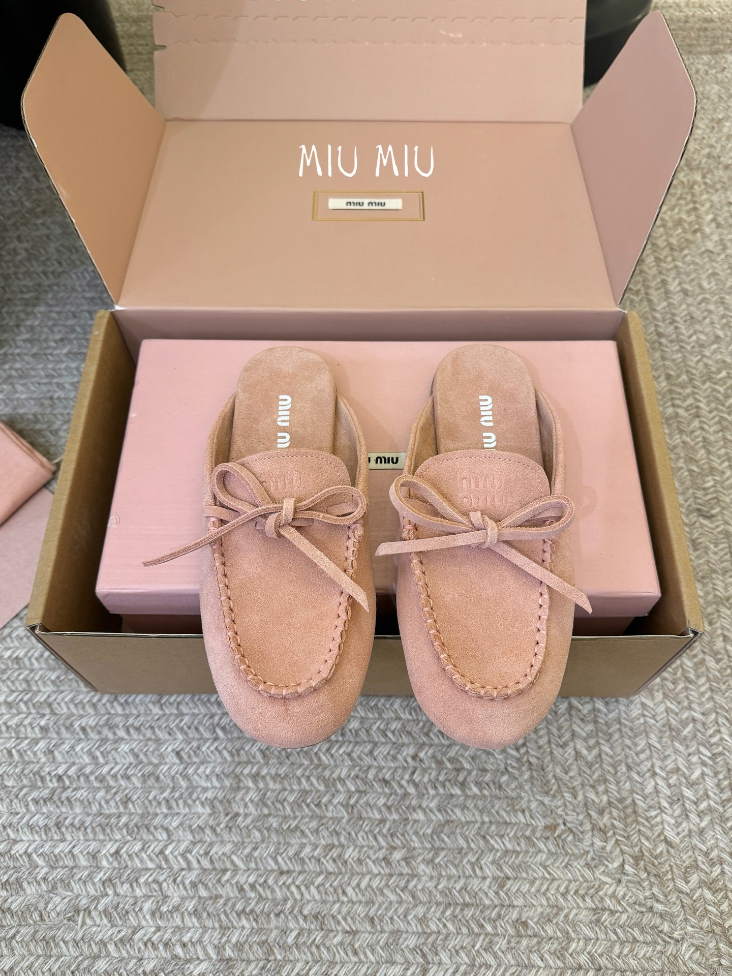 搭配飞机盒𝑀𝑖𝑢𝑀𝑖×𝐵𝑎𝑙𝑎𝑛𝑐缪 缪 新款包拖鞋系列上新★★★★★ 舒适度与时髦度并存的开挂全新系列