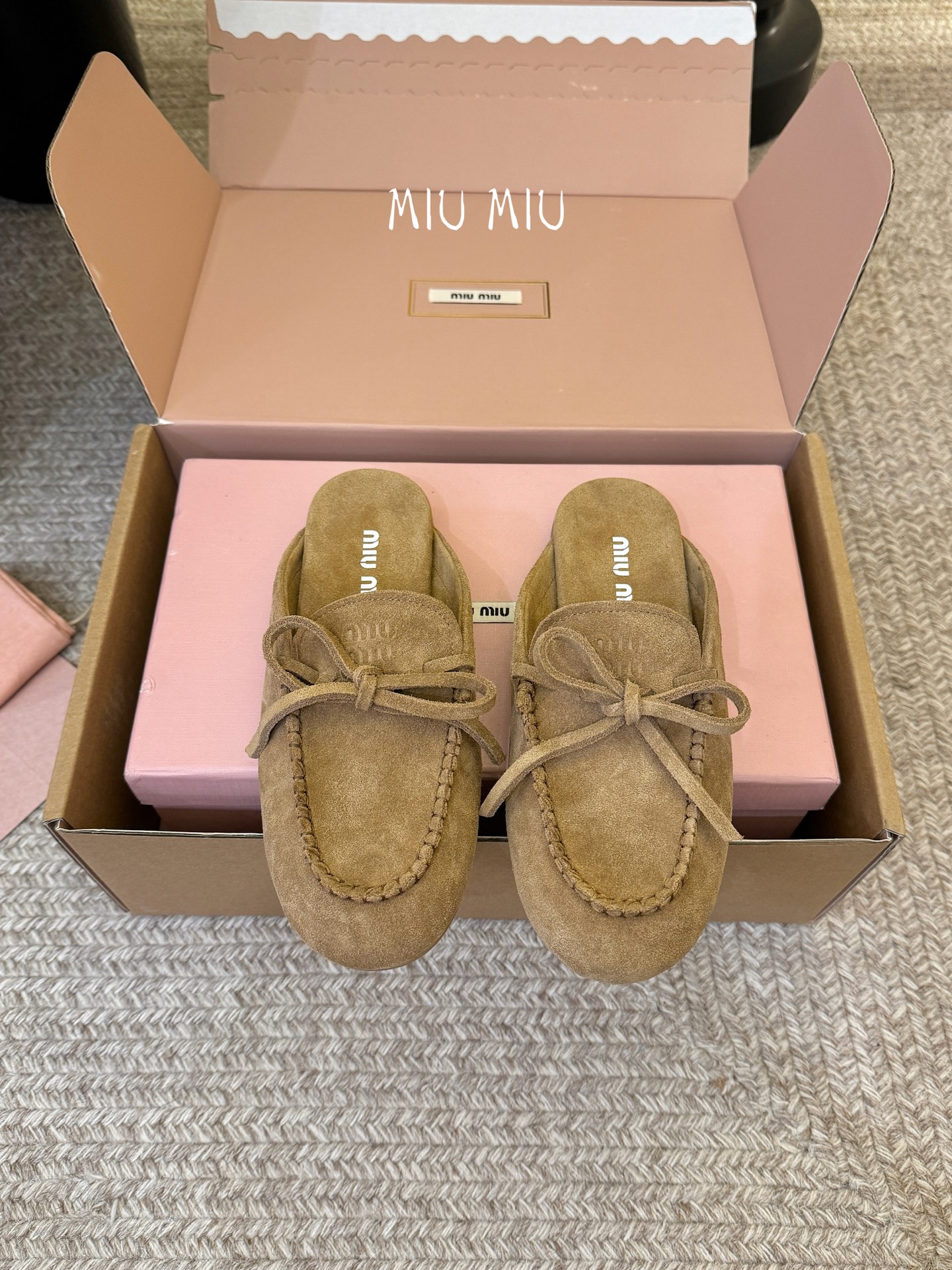 搭配飞机盒𝑀𝑖𝑢𝑀𝑖×𝐵𝑎𝑙𝑎𝑛𝑐缪 缪 新款包拖鞋系列上新★★★★★ 舒适度与时髦度并存的开挂全新系列