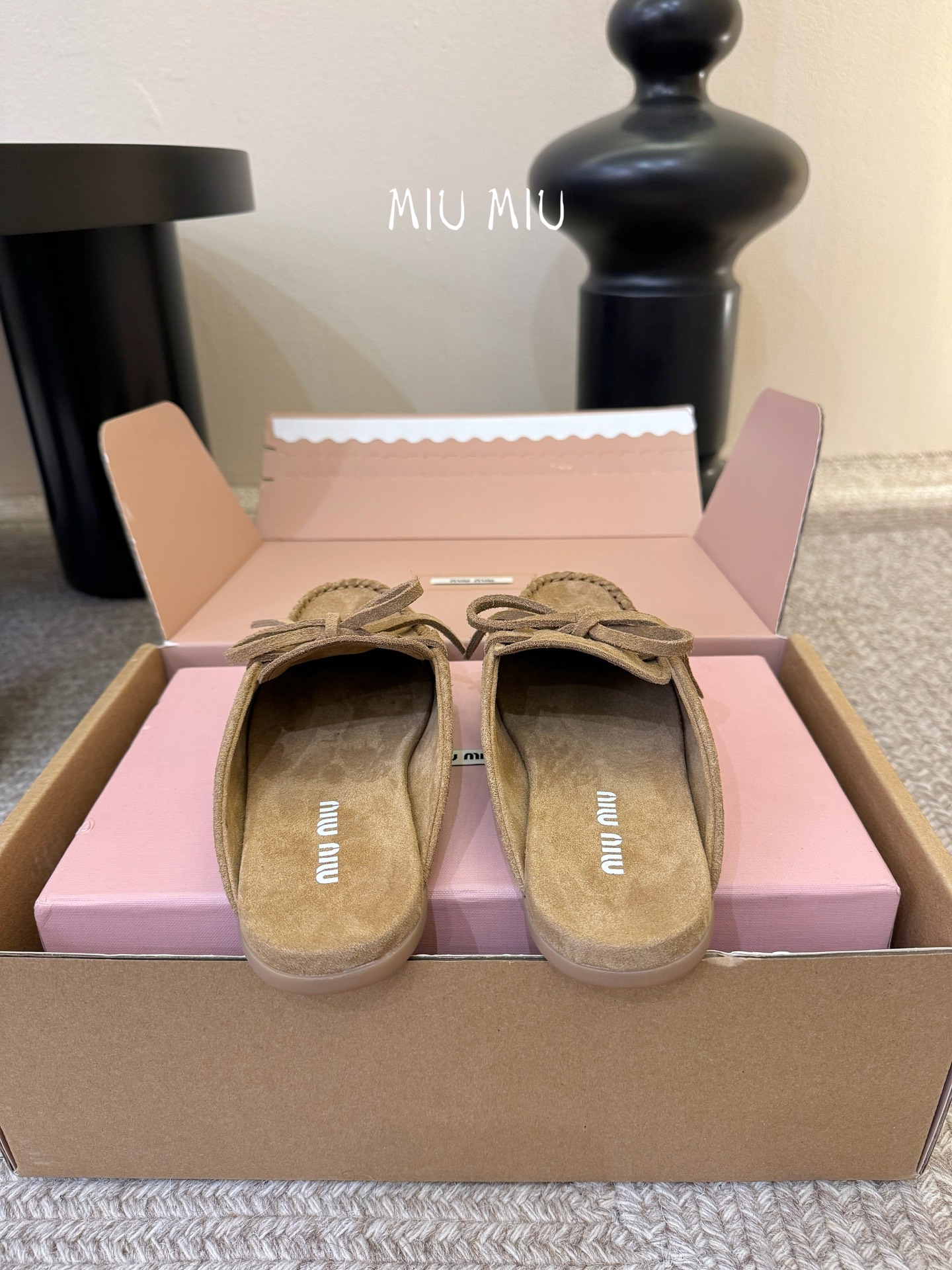 搭配飞机盒𝑀𝑖𝑢𝑀𝑖×𝐵𝑎𝑙𝑎𝑛𝑐缪 缪 新款包拖鞋系列上新★★★★★ 舒适度与时髦度并存的开挂全新系列