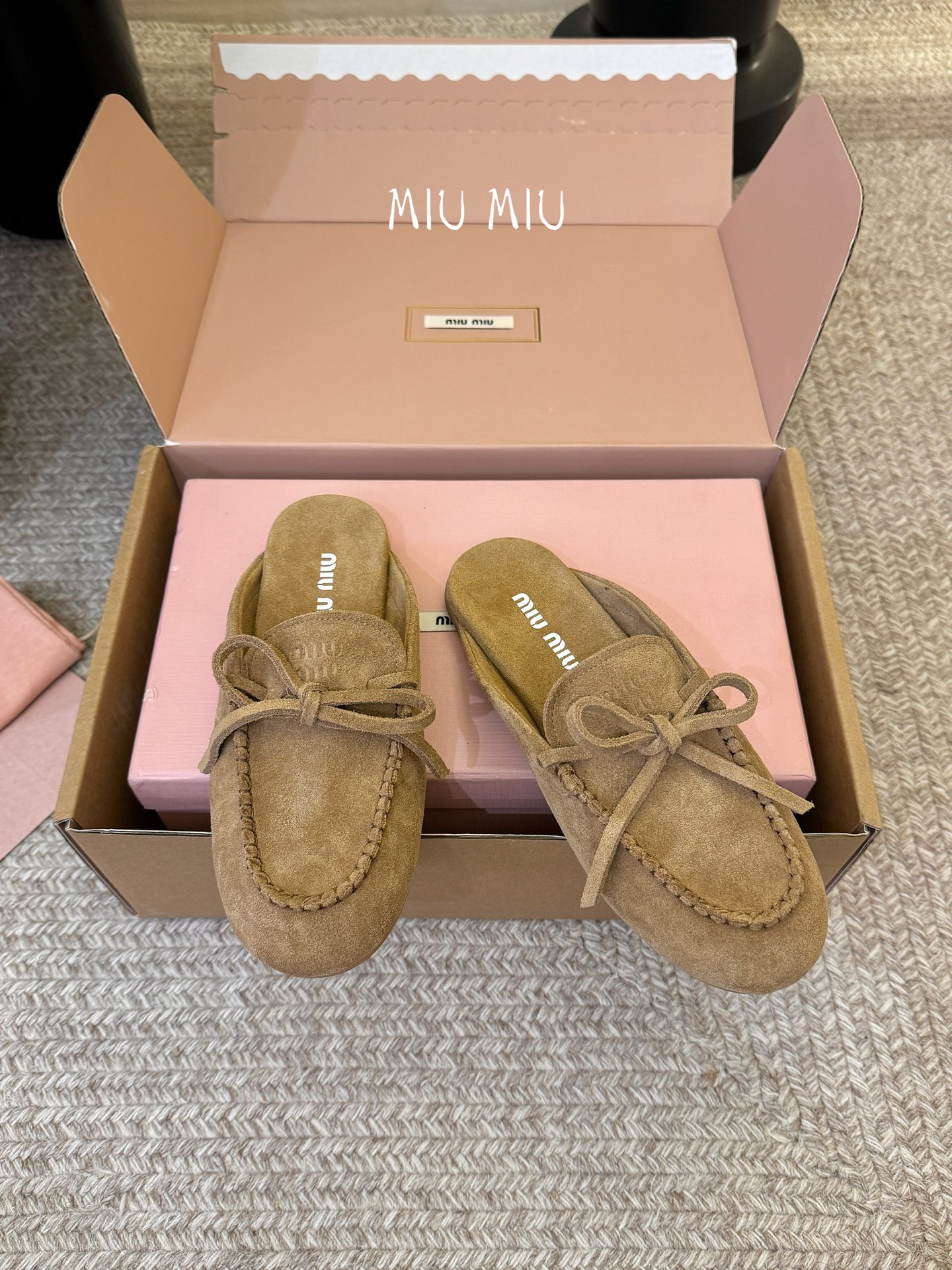 搭配飞机盒𝑀𝑖𝑢𝑀𝑖×𝐵𝑎𝑙𝑎𝑛𝑐缪 缪 新款包拖鞋系列上新★★★★★ 舒适度与时髦度并存的开挂全新系列