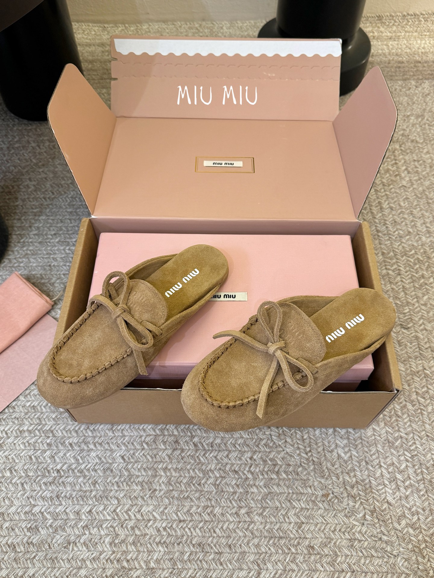 搭配飞机盒𝑀𝑖𝑢𝑀𝑖×𝐵𝑎𝑙𝑎𝑛𝑐缪 缪 新款包拖鞋系列上新★★★★★ 舒适度与时髦度并存的开挂全新系列