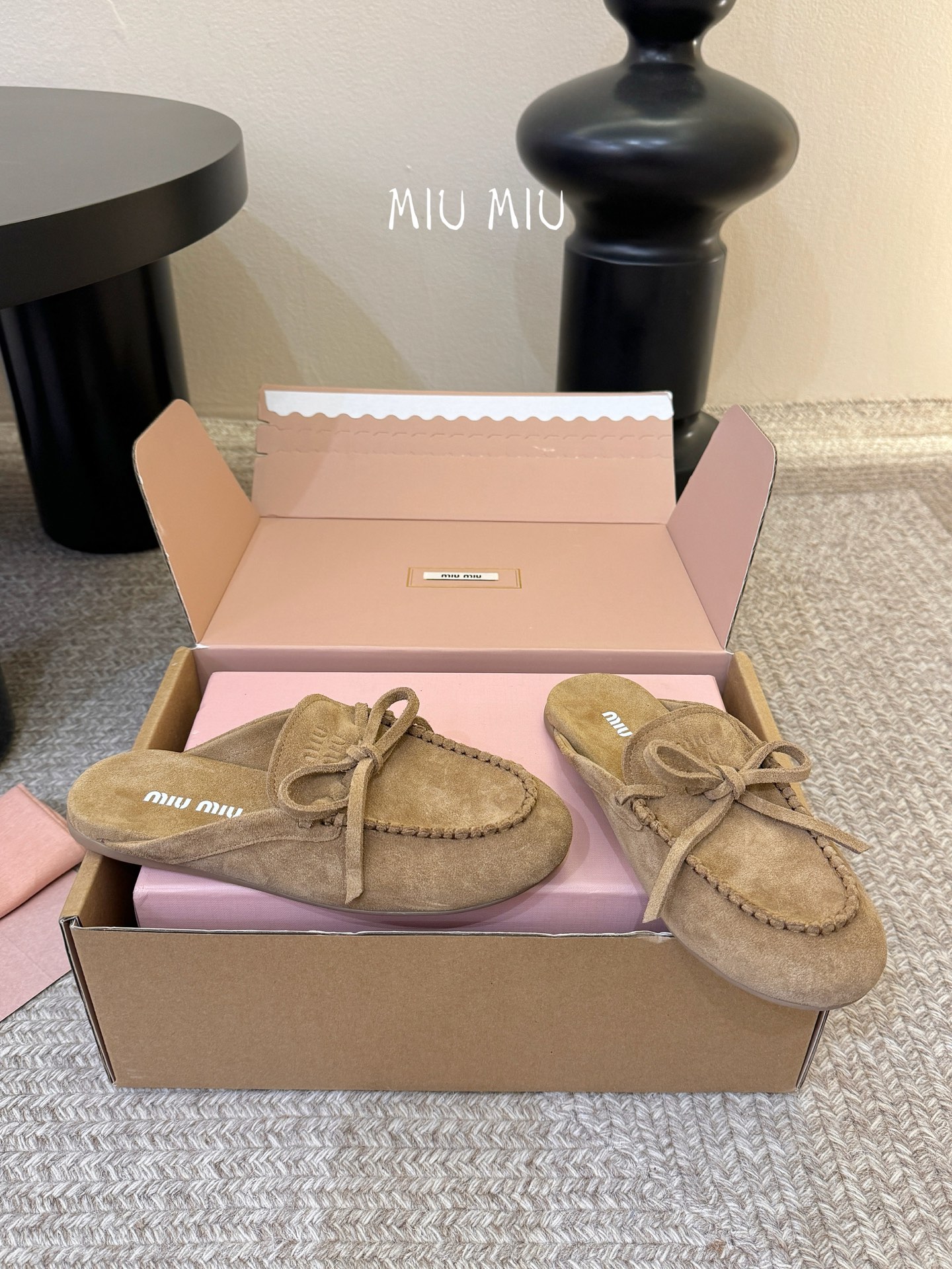 搭配飞机盒𝑀𝑖𝑢𝑀𝑖×𝐵𝑎𝑙𝑎𝑛𝑐缪 缪 新款包拖鞋系列上新★★★★★ 舒适度与时髦度并存的开挂全新系列