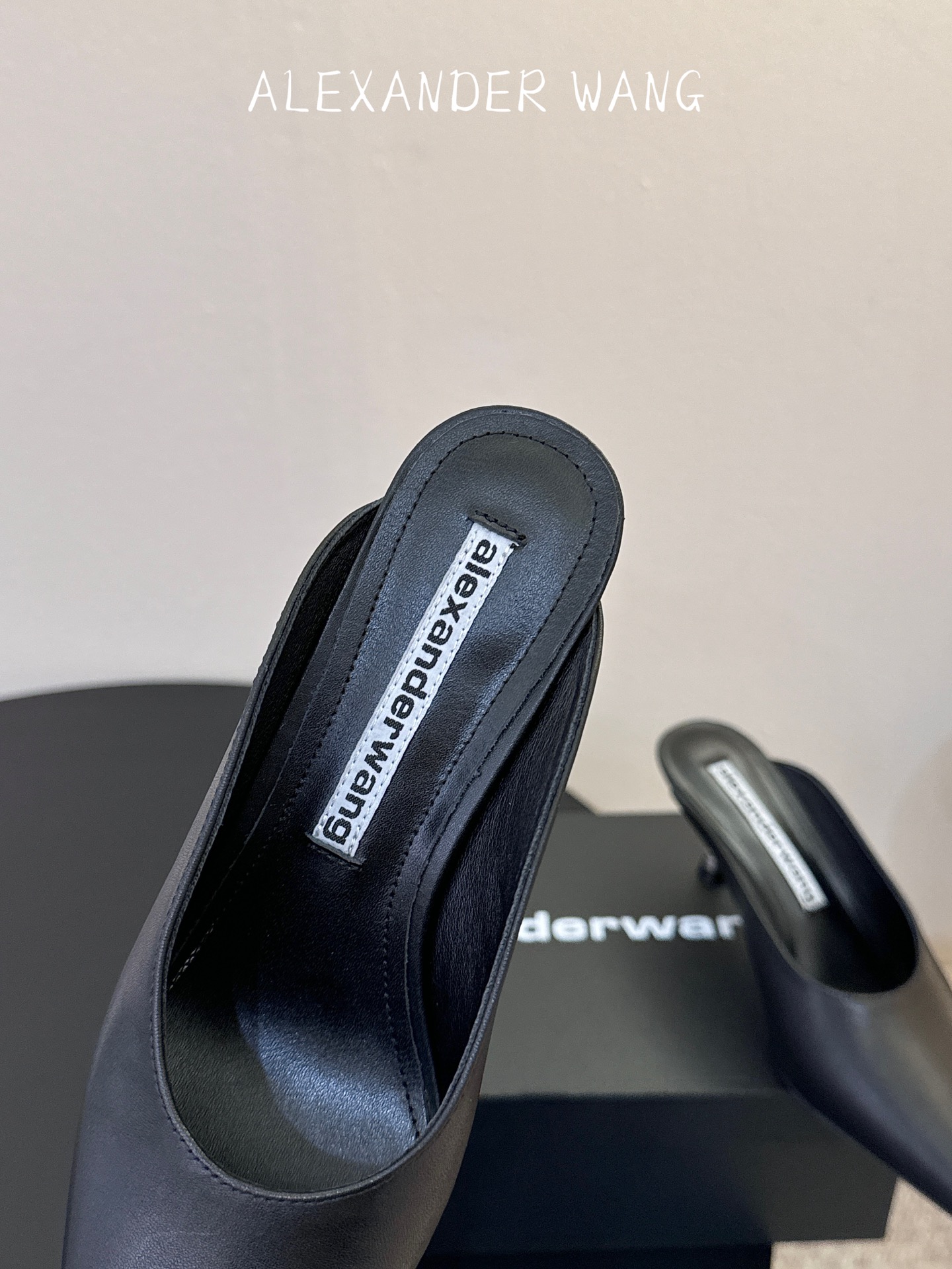 Alexander Wang亚历山大王 猫跟 半拖鞋原版1:1的材料 凹凸感带按摩的鞋垫配上注胶 Log