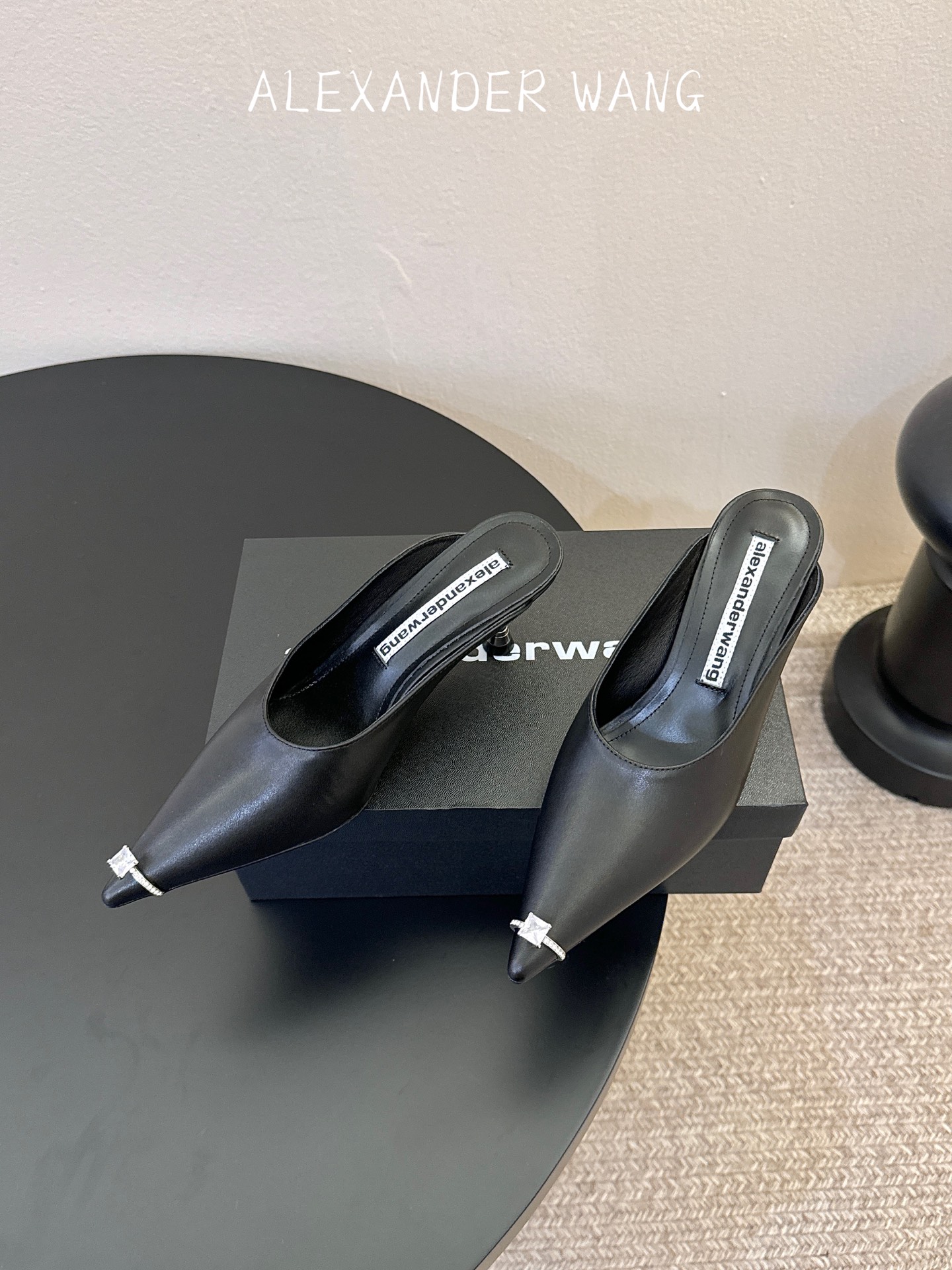 Alexander Wang亚历山大王 猫跟 半拖鞋原版1:1的材料 凹凸感带按摩的鞋垫配上注胶 Log