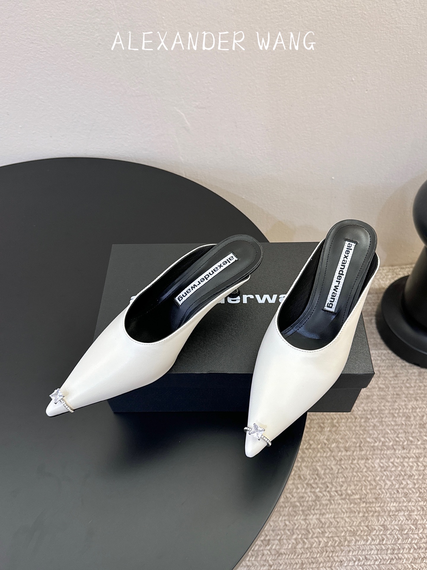 Alexander Wang亚历山大王 猫跟 半拖鞋原版1:1的材料 凹凸感带按摩的鞋垫配上注胶 Log