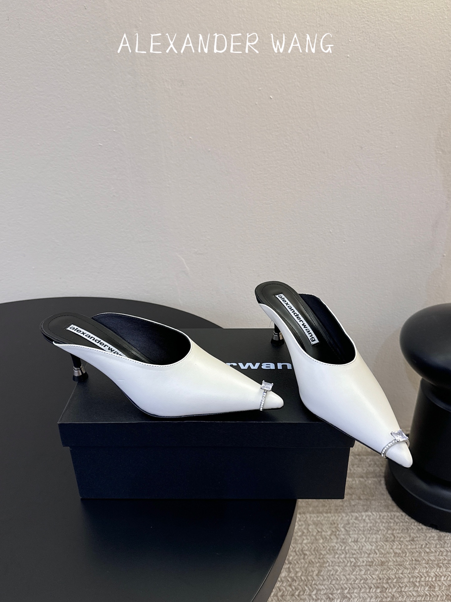 Alexander Wang亚历山大王 猫跟 半拖鞋原版1:1的材料 凹凸感带按摩的鞋垫配上注胶 Log