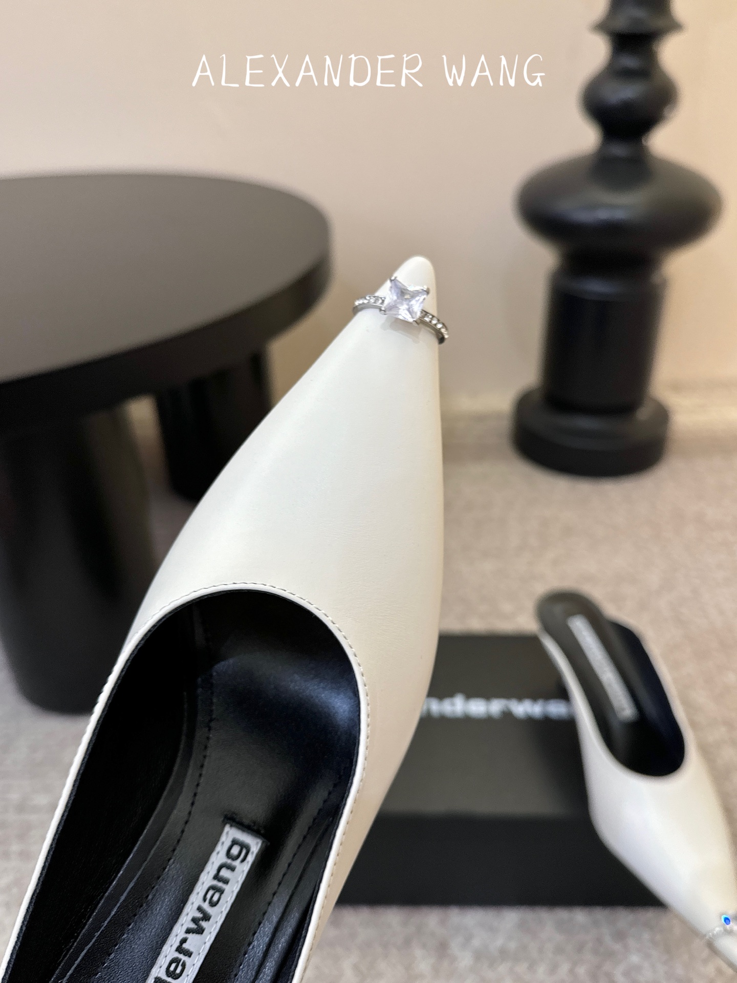 Alexander Wang亚历山大王 猫跟 半拖鞋原版1:1的材料 凹凸感带按摩的鞋垫配上注胶 Log