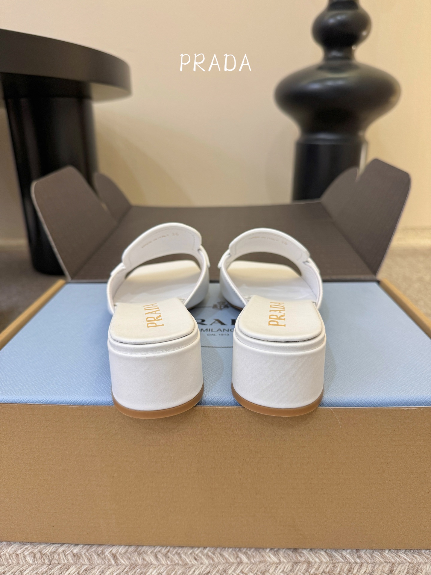 顶级 4cmPrad *26ss早春新款方头粗跟一字拖甄选细腻头层牛皮，触感柔软细腻，越穿越有专属质感，