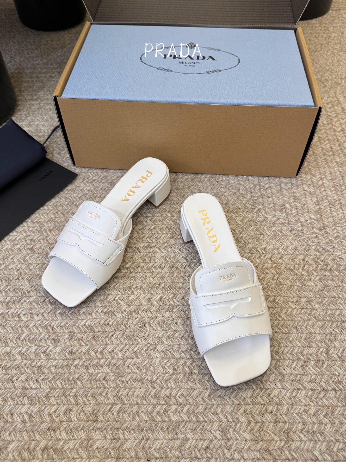 顶级 4cmPrad *26ss早春新款方头粗跟一字拖甄选细腻头层牛皮，触感柔软细腻，越穿越有专属质感，