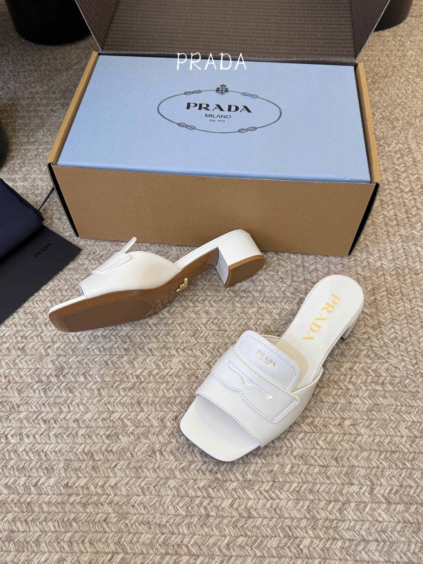 顶级 4cmPrad *26ss早春新款方头粗跟一字拖甄选细腻头层牛皮，触感柔软细腻，越穿越有专属质感，