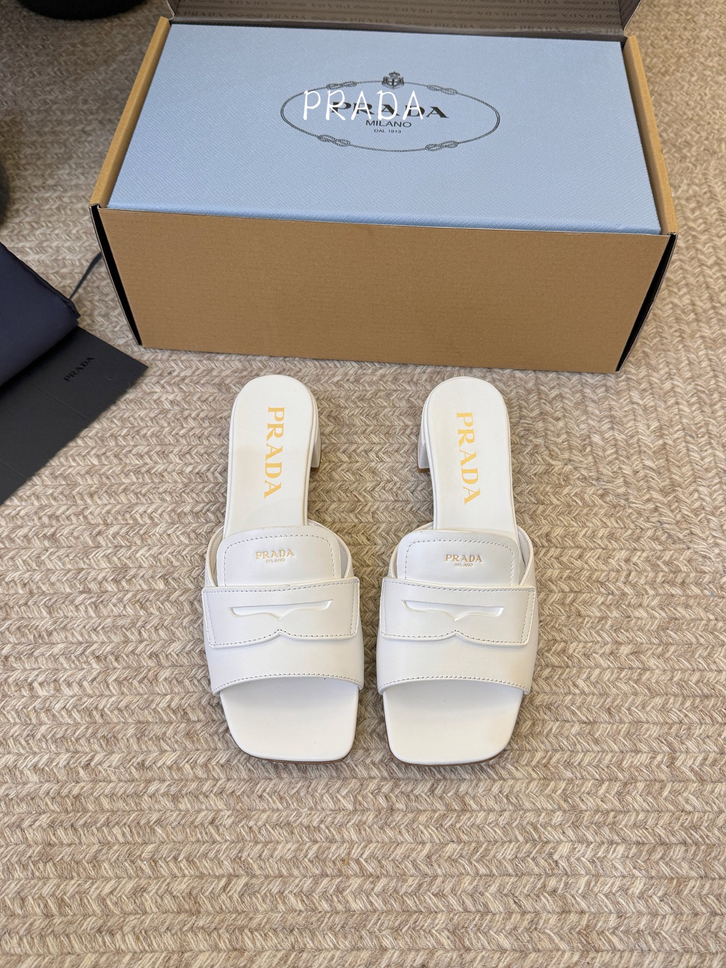 顶级 4cmPrad *26ss早春新款方头粗跟一字拖甄选细腻头层牛皮，触感柔软细腻，越穿越有专属质感，