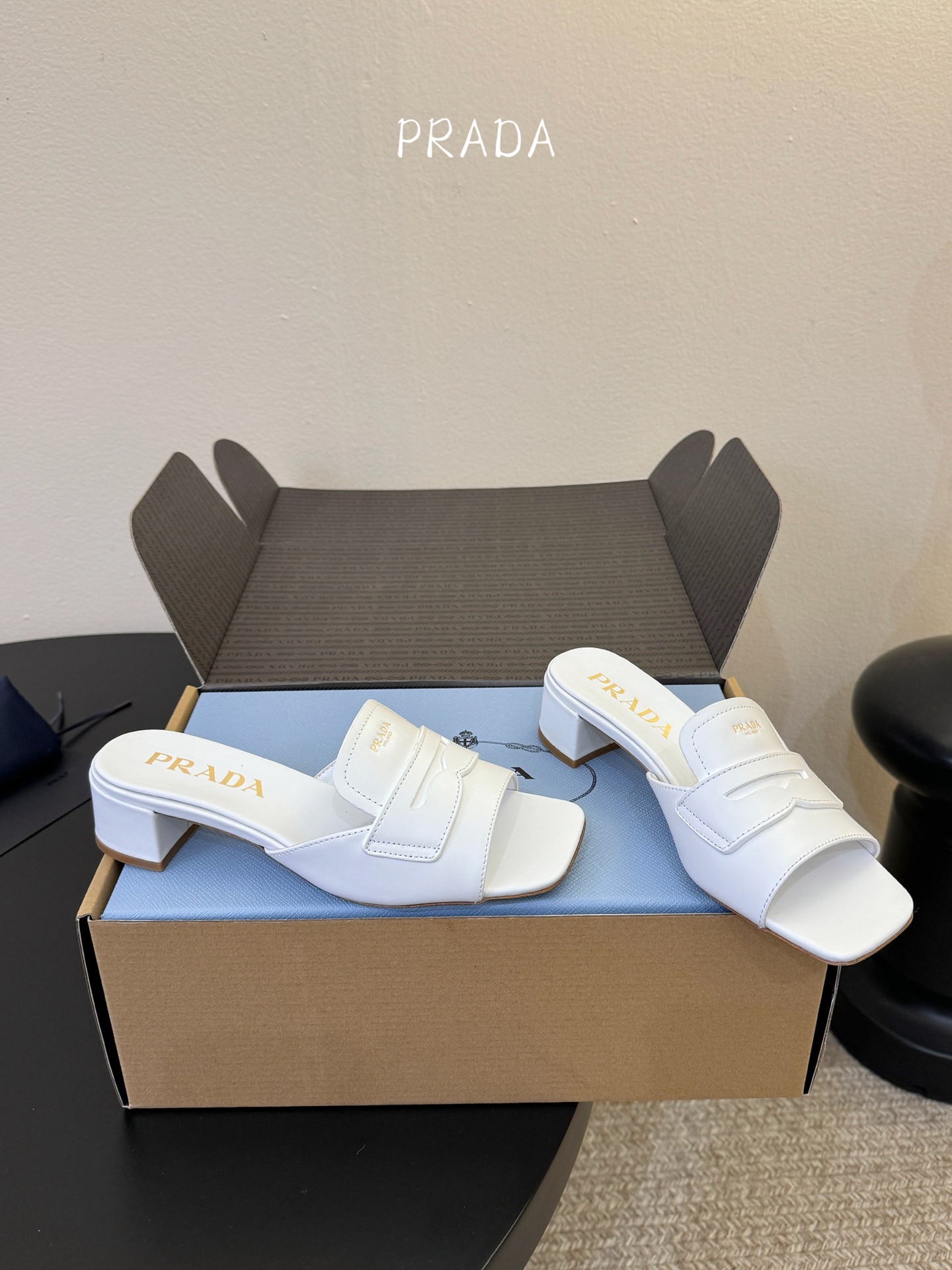 顶级 4cmPrad *26ss早春新款方头粗跟一字拖甄选细腻头层牛皮，触感柔软细腻，越穿越有专属质感，