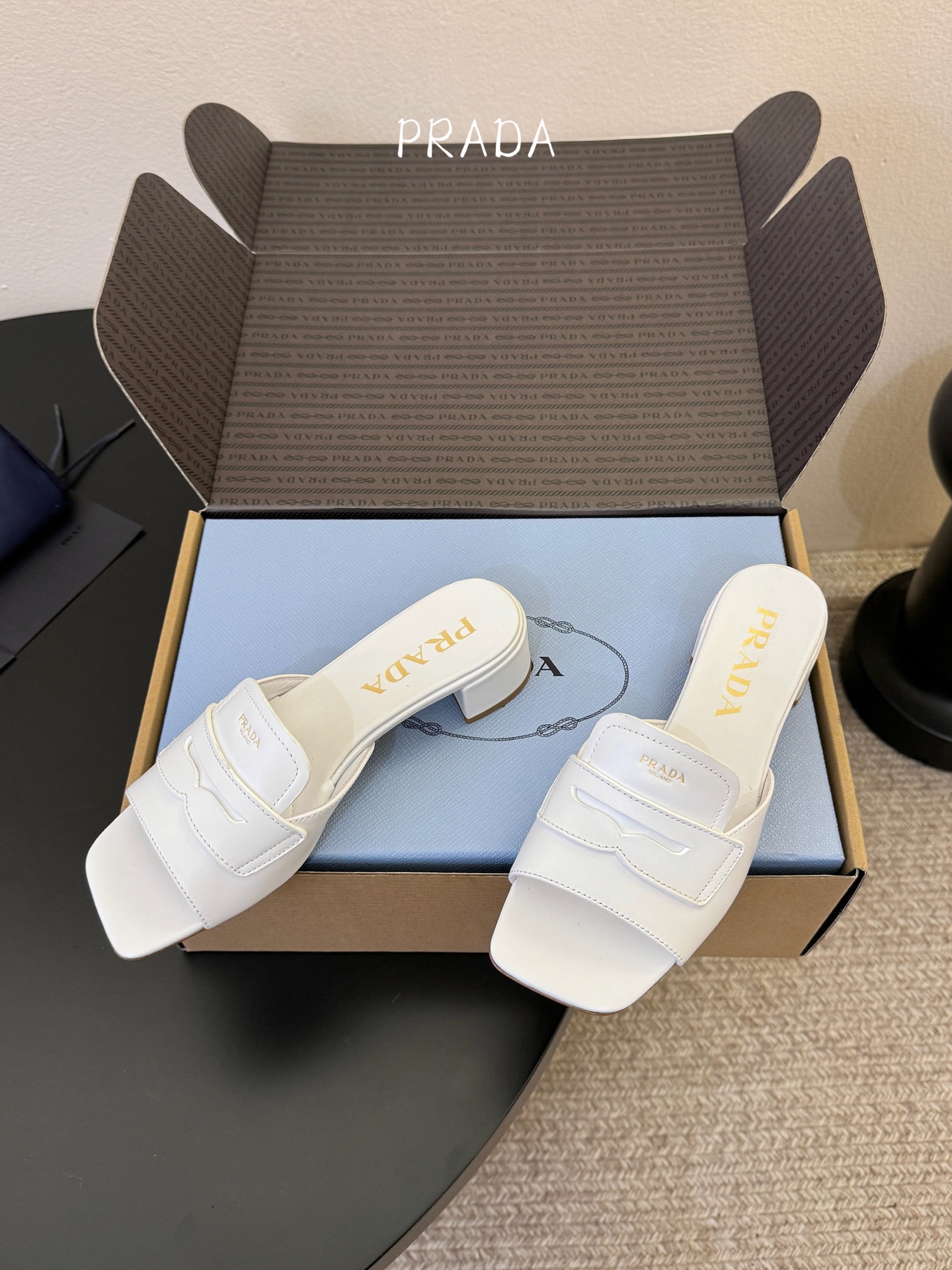 顶级 4cmPrad *26ss早春新款方头粗跟一字拖甄选细腻头层牛皮，触感柔软细腻，越穿越有专属质感，