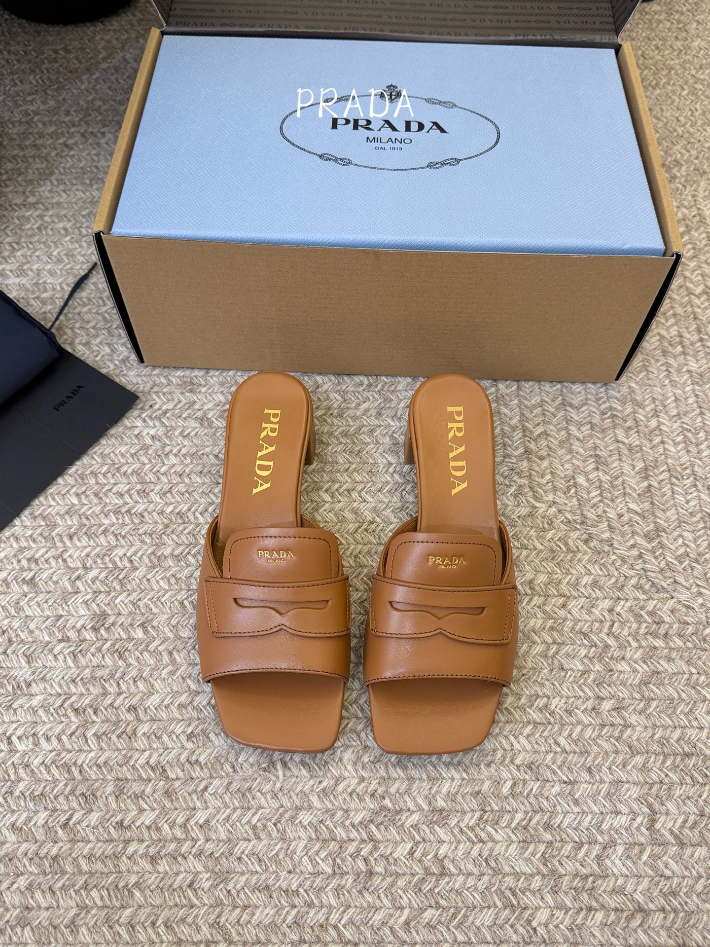 顶级 4cmPrad *26ss早春新款方头粗跟一字拖甄选细腻头层牛皮，触感柔软细腻，越穿越有专属质感，