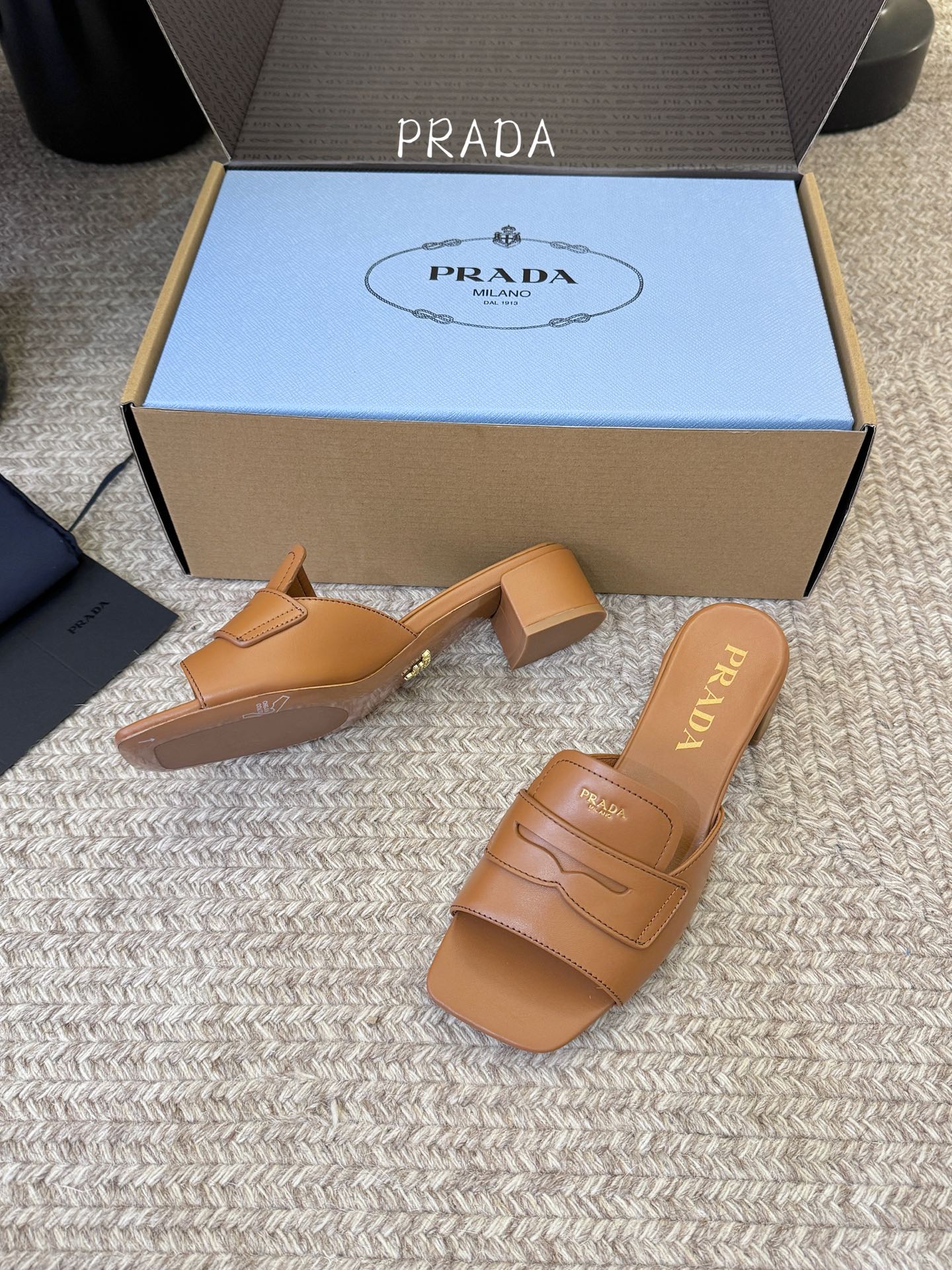 顶级 4cmPrad *26ss早春新款方头粗跟一字拖甄选细腻头层牛皮，触感柔软细腻，越穿越有专属质感，