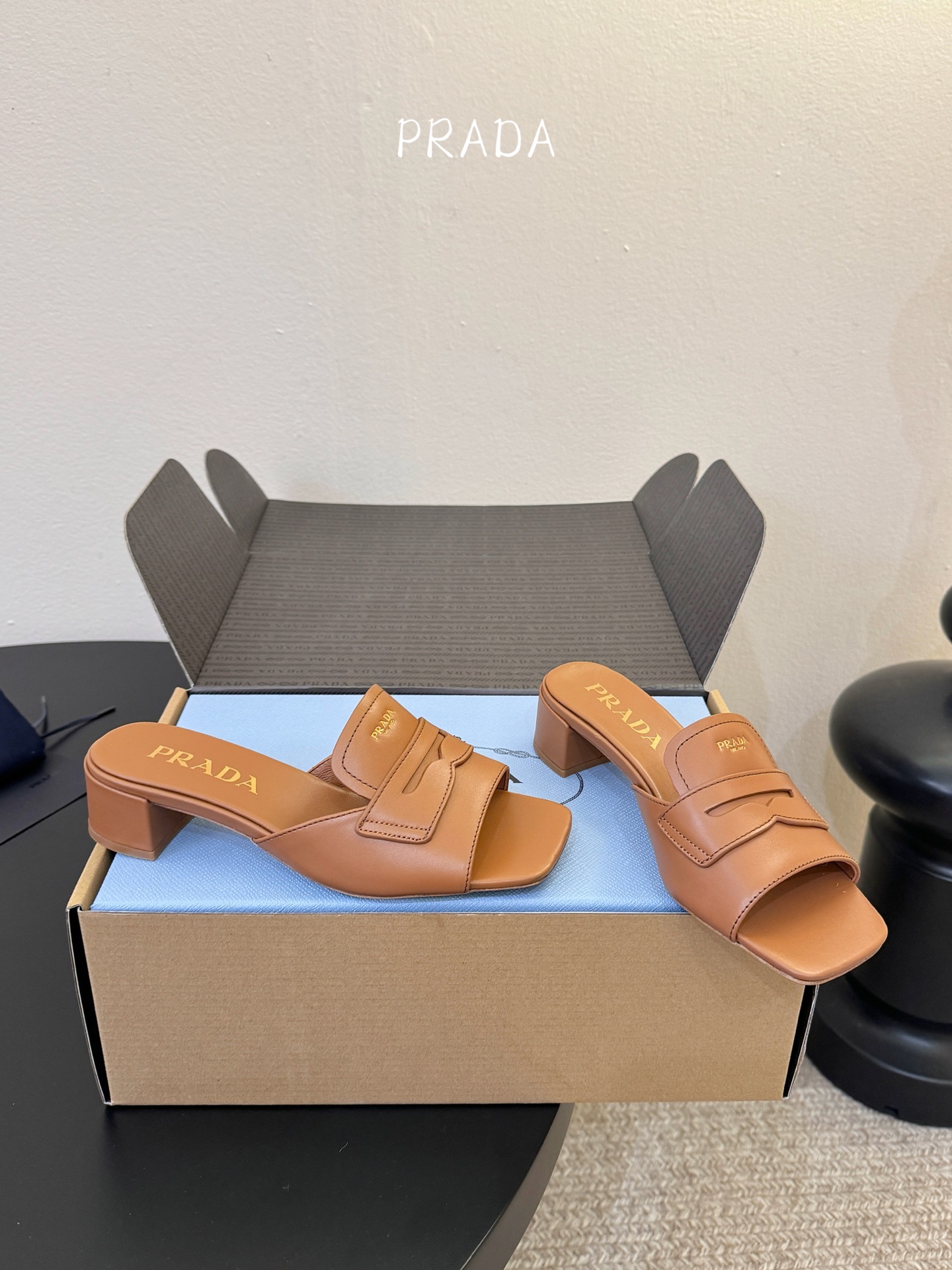 顶级 4cmPrad *26ss早春新款方头粗跟一字拖甄选细腻头层牛皮，触感柔软细腻，越穿越有专属质感，