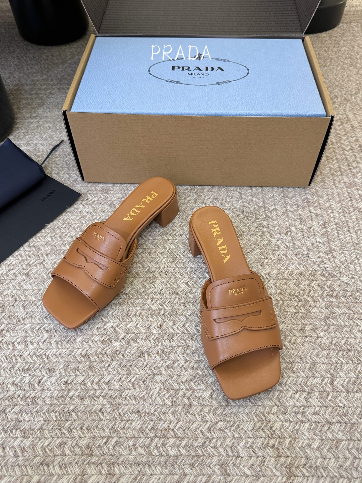 顶级 4cmPrad *26ss早春新款方头粗跟一字拖甄选细腻头层牛皮，触感柔软细腻，越穿越有专属质感，