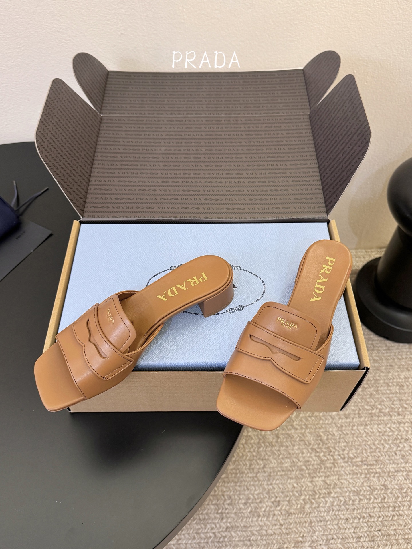 顶级 4cmPrad *26ss早春新款方头粗跟一字拖甄选细腻头层牛皮，触感柔软细腻，越穿越有专属质感，